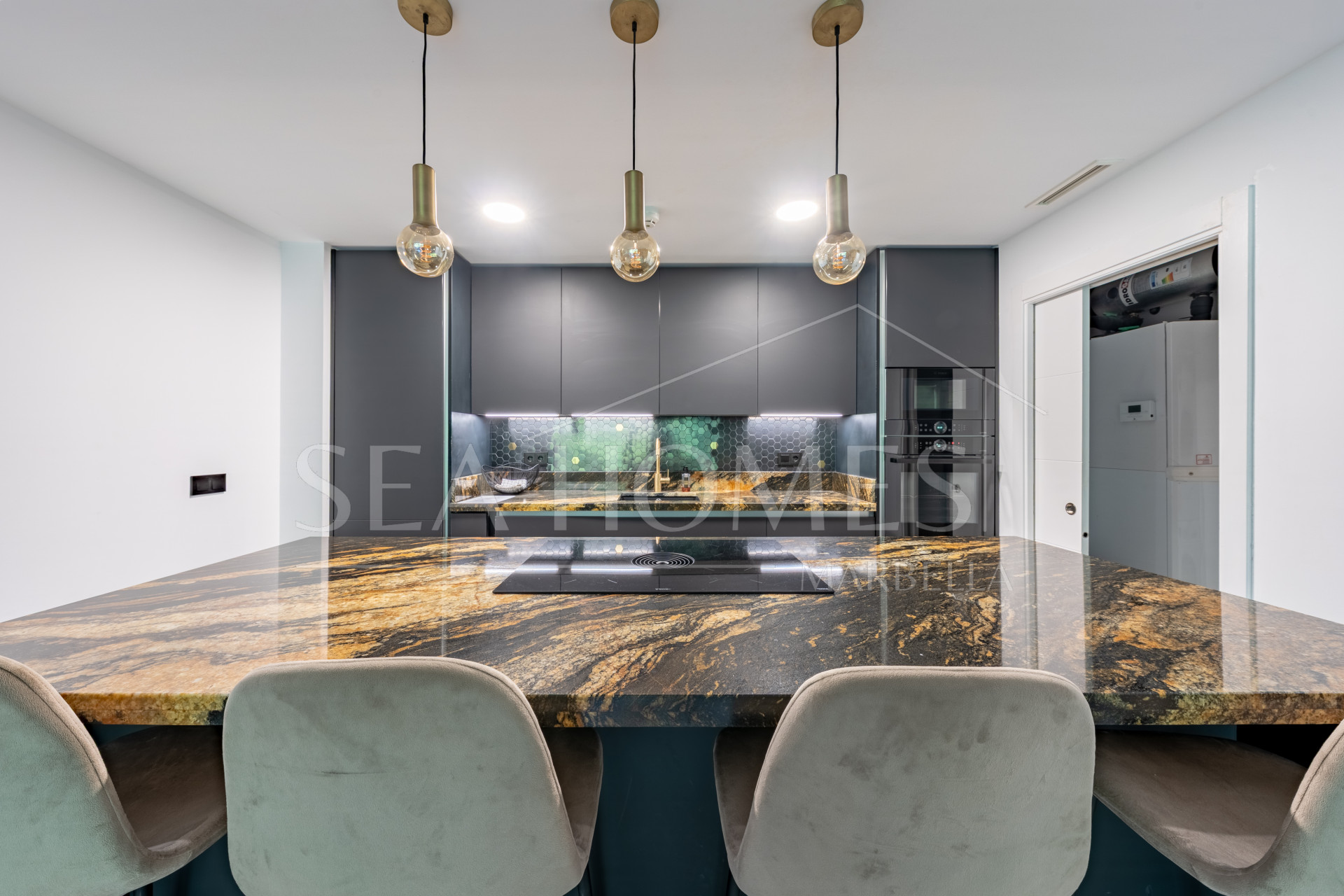 Stylish 3-Bedroom Apartment with Mountain Views - With Rental License!