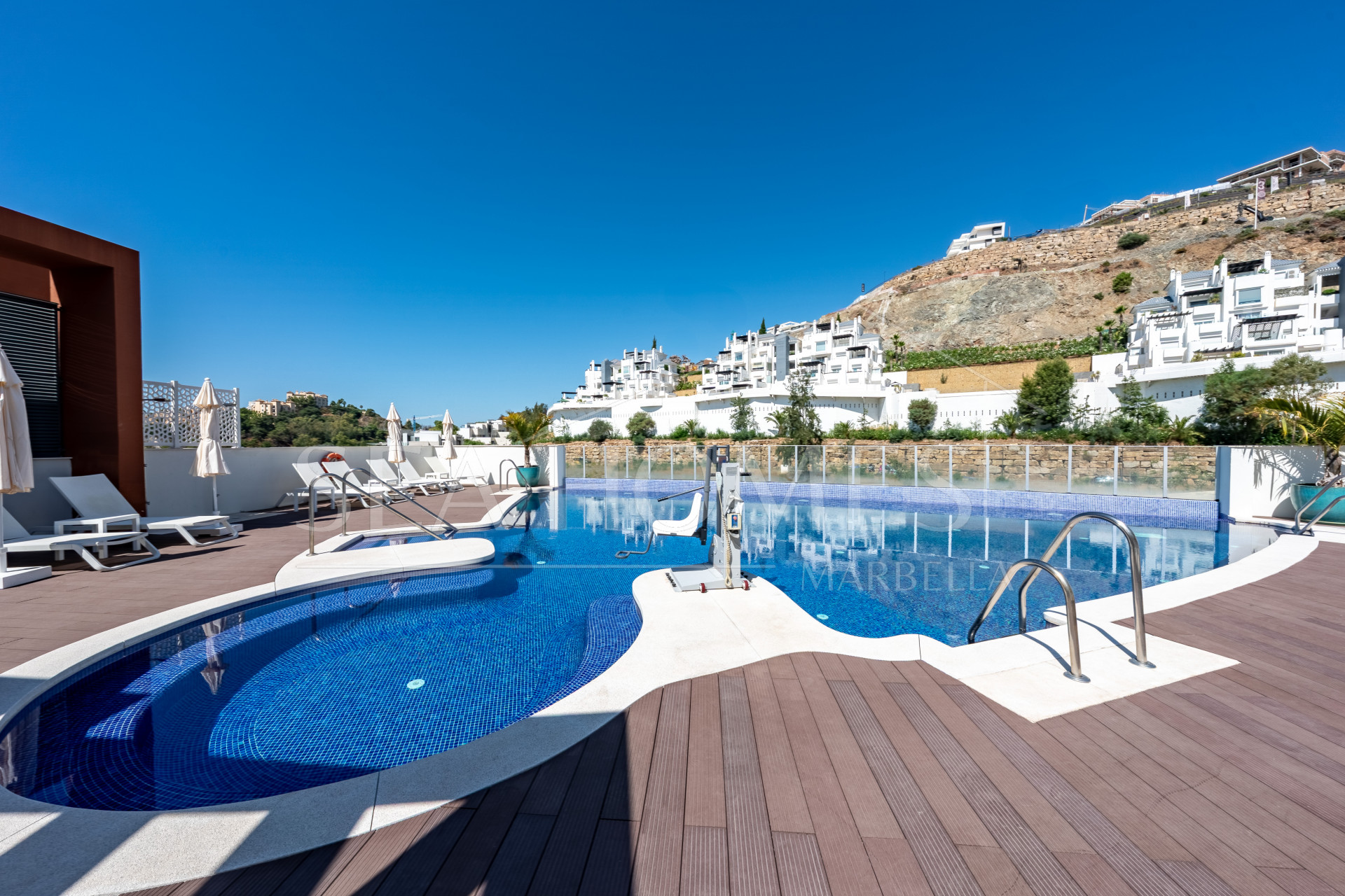 Stylish 3-Bedroom Apartment with Mountain Views - With Rental License!