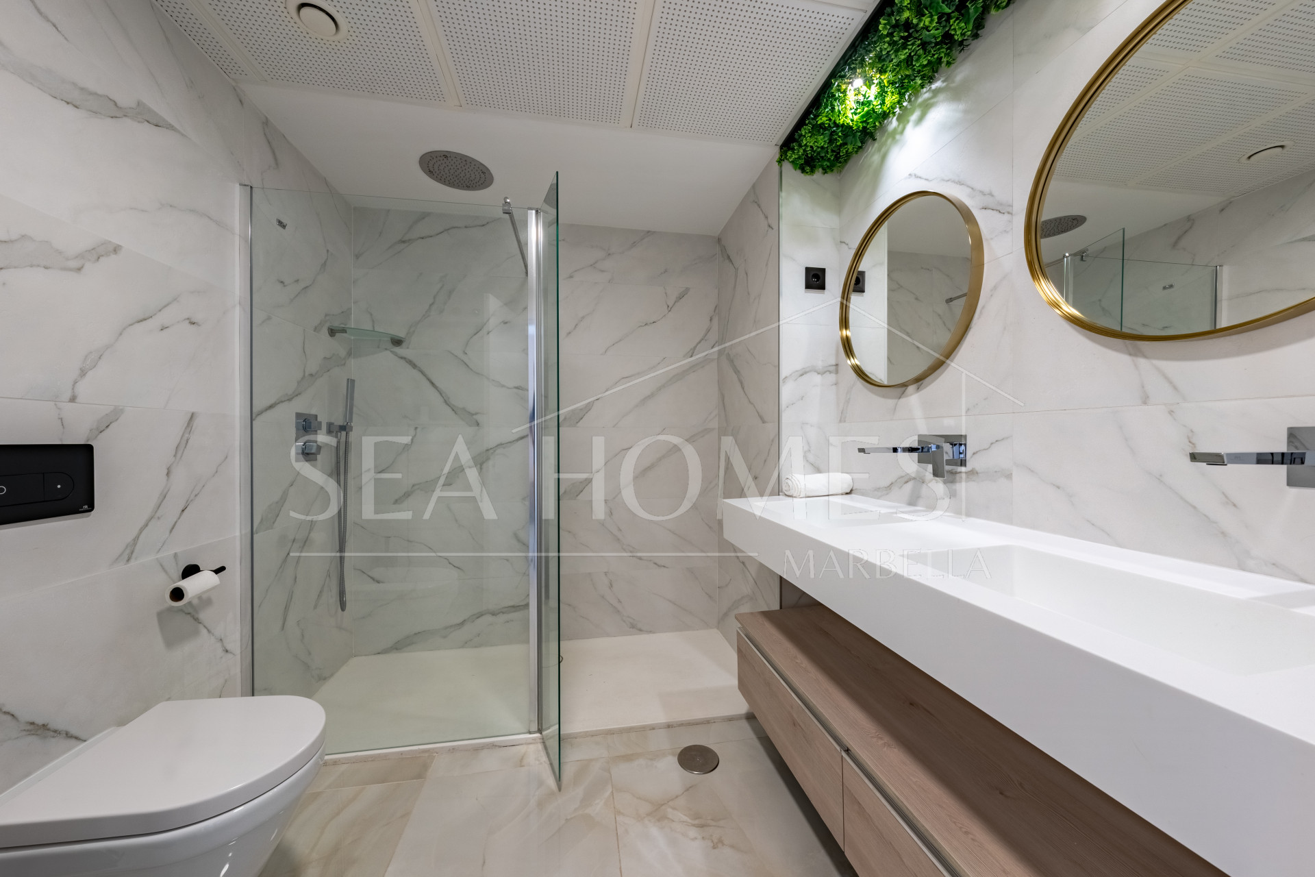 Stylish 3-Bedroom Apartment with Mountain Views - With Rental License!