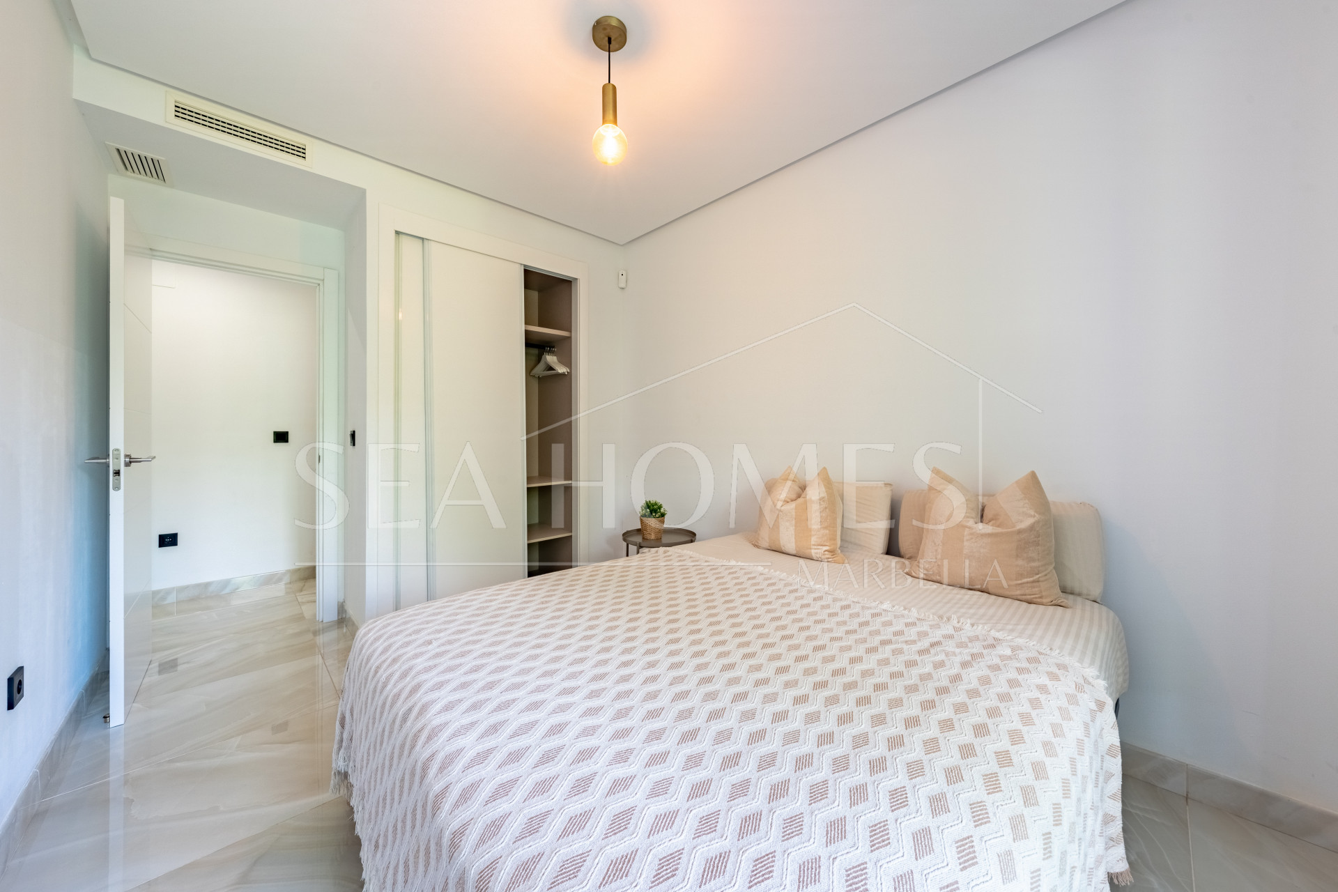 Stylish 3-Bedroom Apartment with Mountain Views - With Rental License!