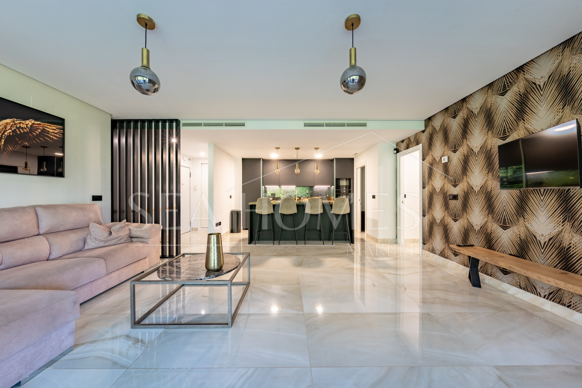 Stylish 3-Bedroom Apartment with Mountain Views - With Rental License!