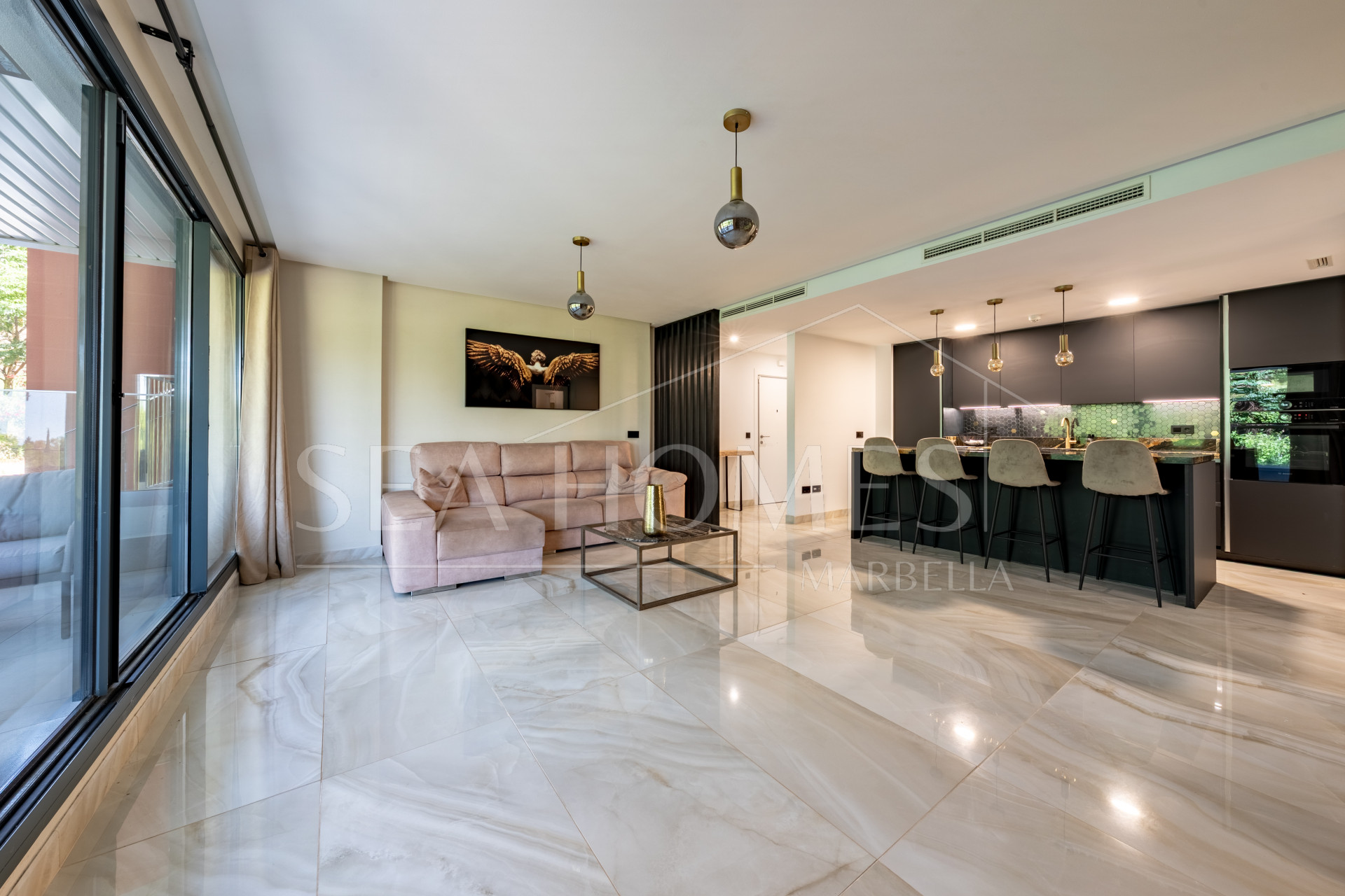 Stylish 3-Bedroom Apartment with Mountain Views - With Rental License!