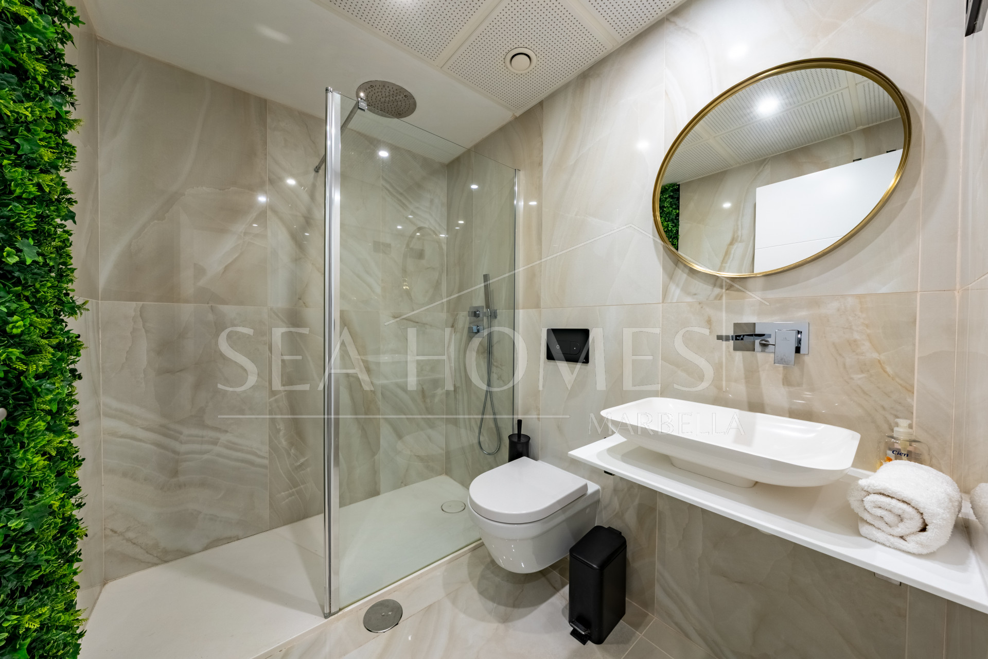 Stylish 3-Bedroom Apartment with Mountain Views - With Rental License!