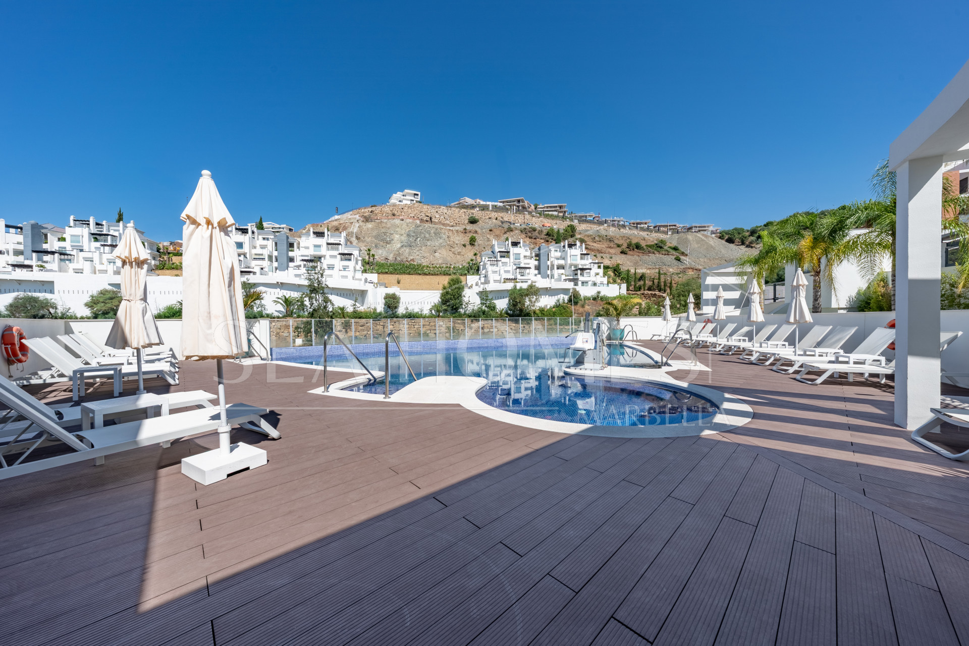 Stylish 3-Bedroom Apartment with Mountain Views - With Rental License!