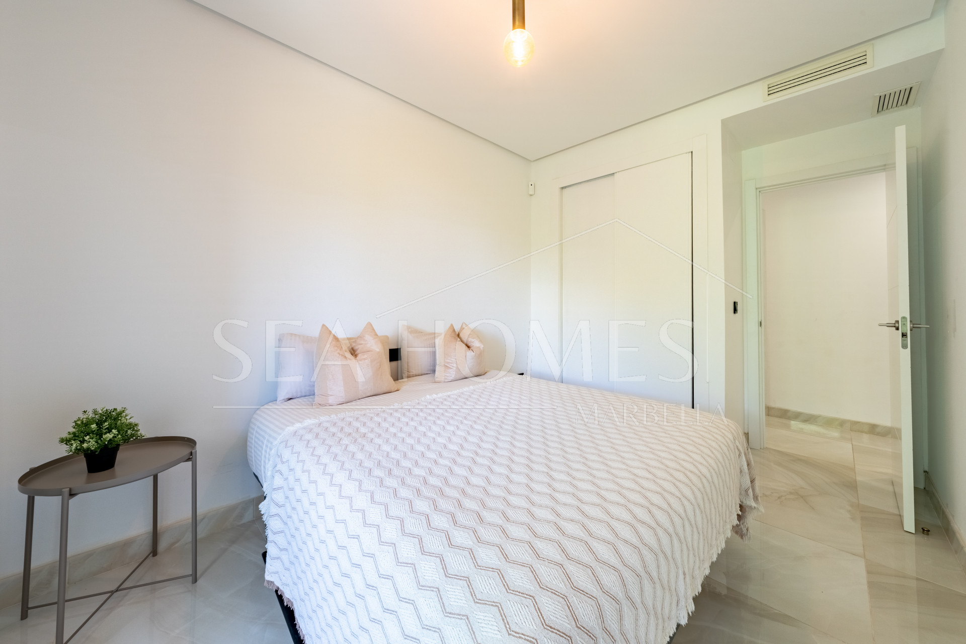 Stylish 3-Bedroom Apartment with Mountain Views - With Rental License!