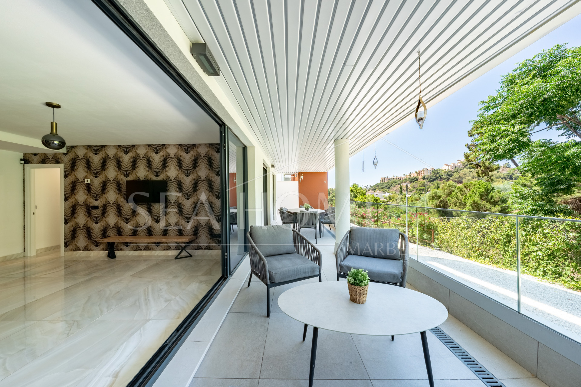 Stylish 3-Bedroom Apartment with Mountain Views - With Rental License!