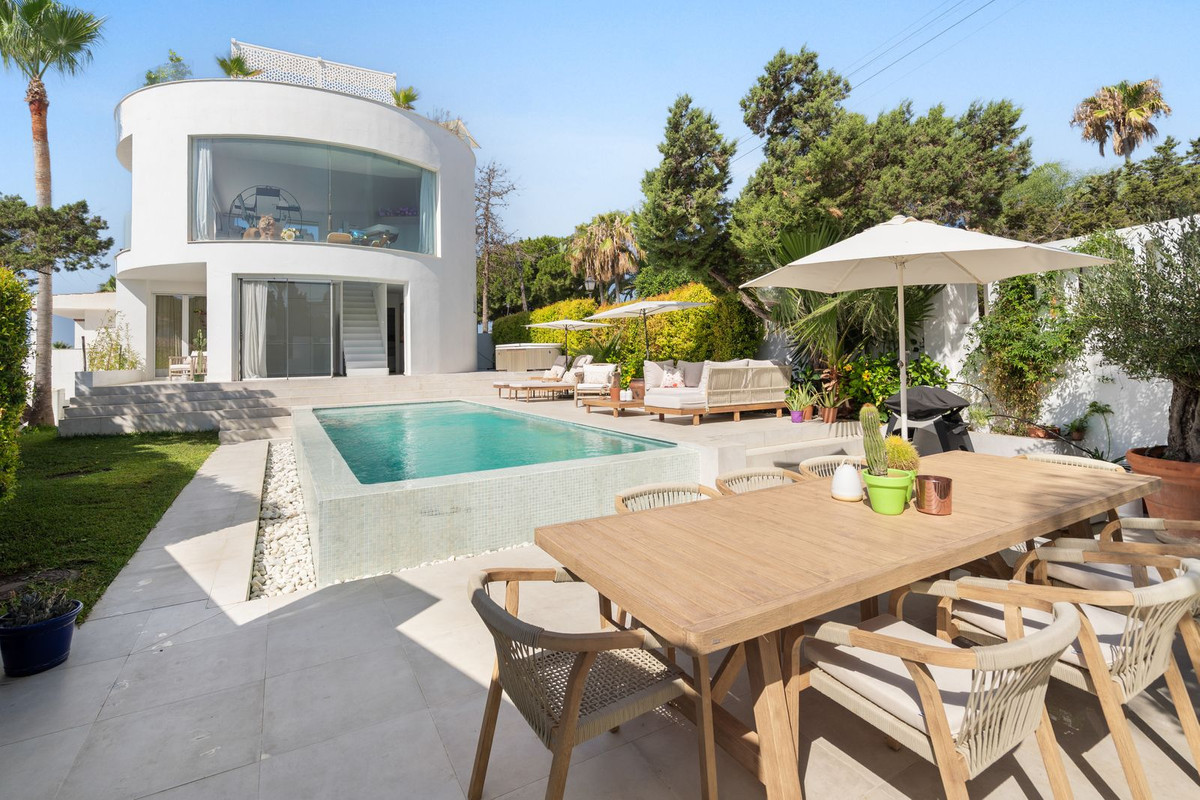 Villa zum Verkauf in Marbella East, Costa del Sol