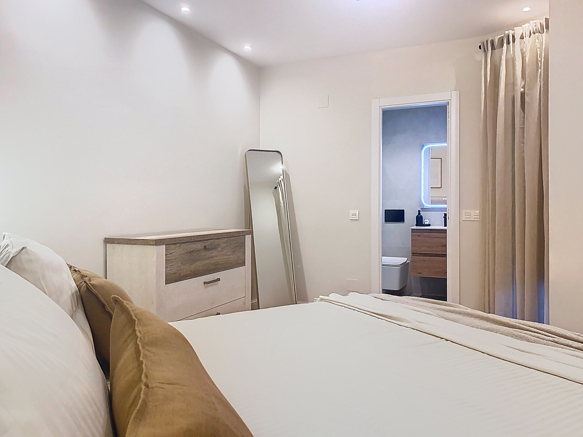 Fully Renovated and Furnished 3-Bedroom Apartment – Puerto de Estepona