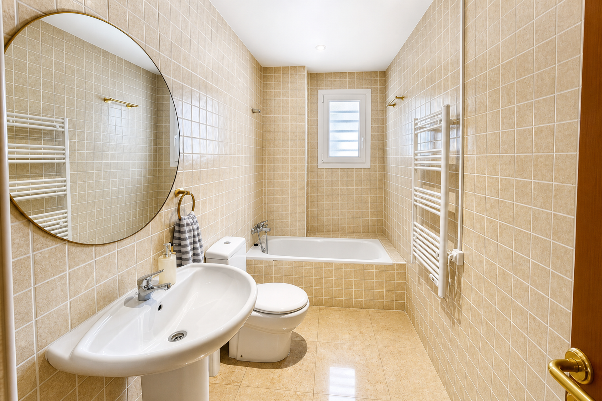 Bright 6-Bedroom Townhouse with Sea Views and Communal Pool! — photo 7