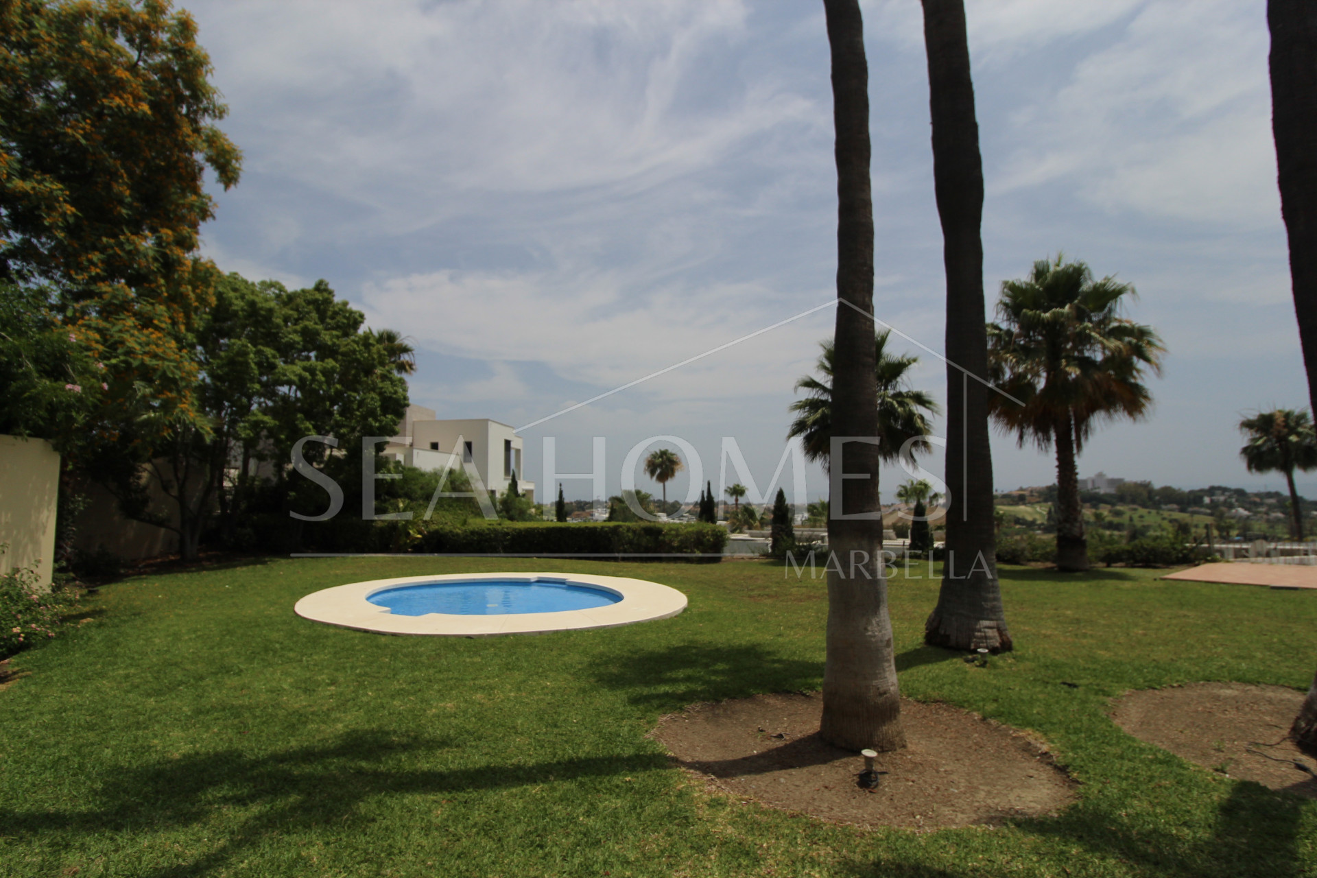 BEAUTIFULL AND PRIVATE SEMIDETACHED   OPEN VIEWS TO THE SEA