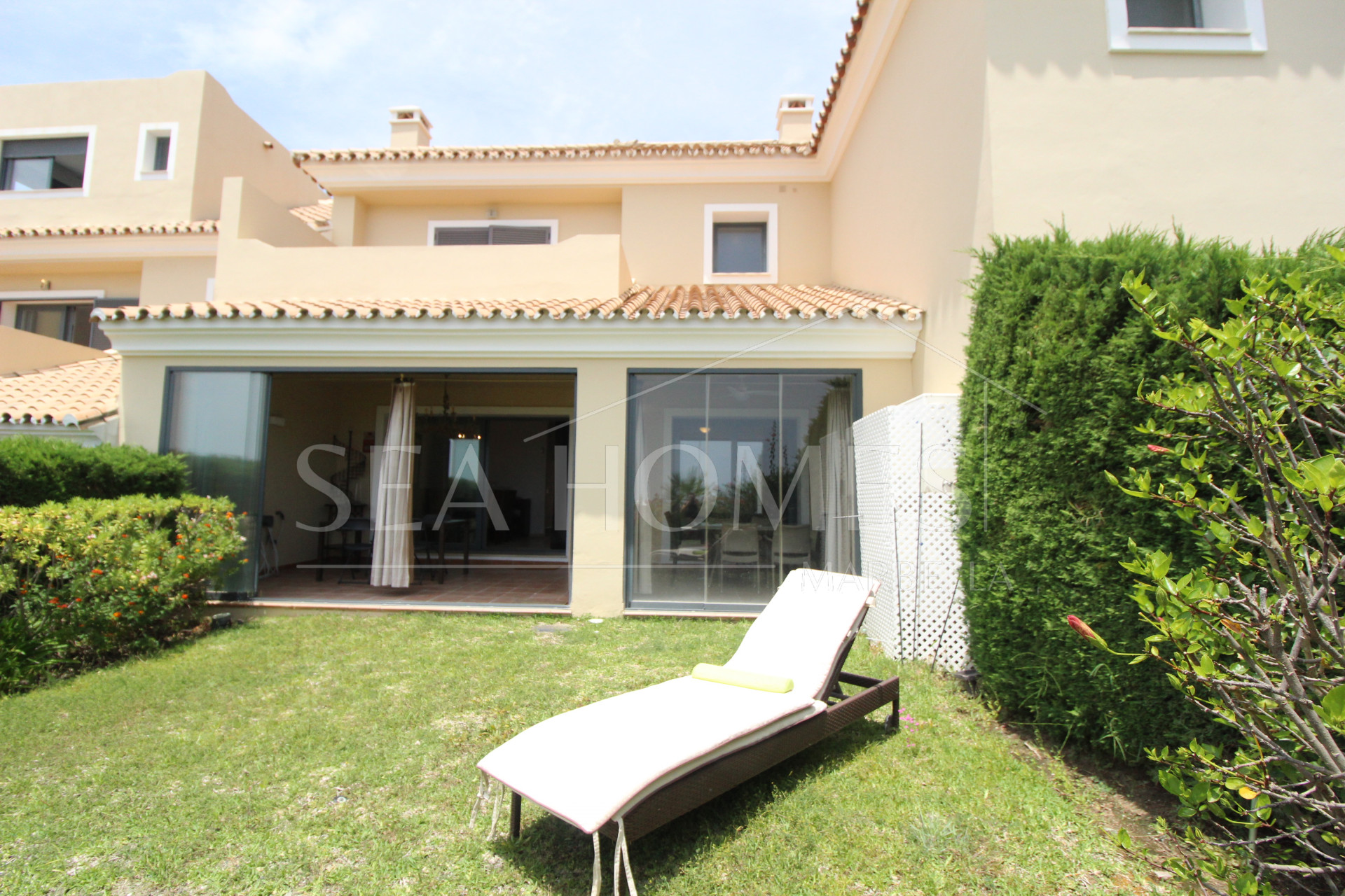 BEAUTIFULL AND PRIVATE SEMIDETACHED   OPEN VIEWS TO THE SEA