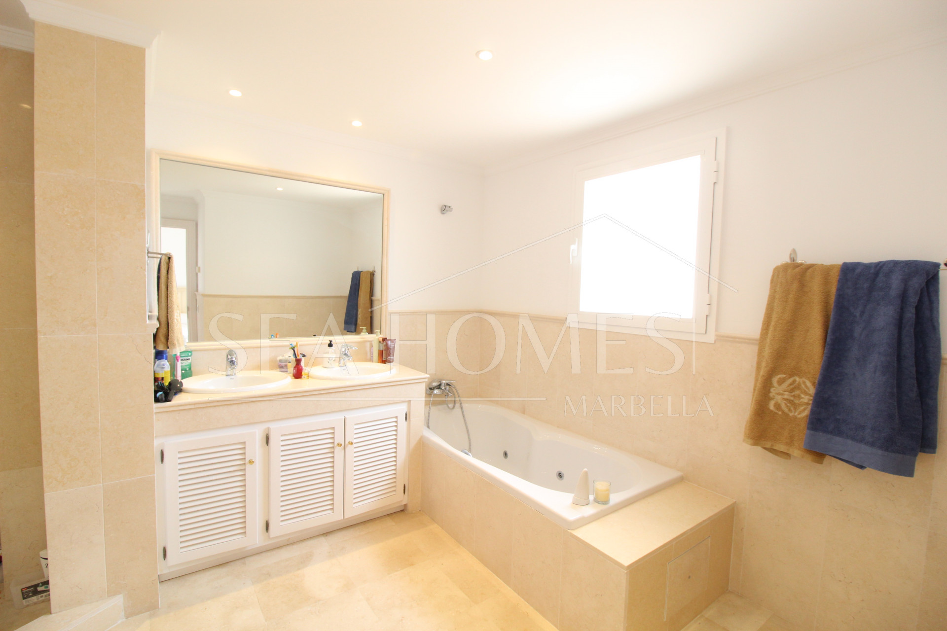 BEAUTIFULL AND PRIVATE SEMIDETACHED   OPEN VIEWS TO THE SEA