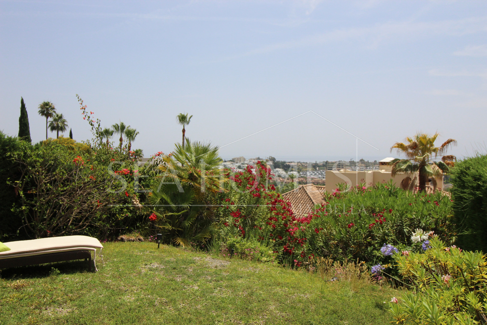 BEAUTIFULL AND PRIVATE SEMIDETACHED   OPEN VIEWS TO THE SEA