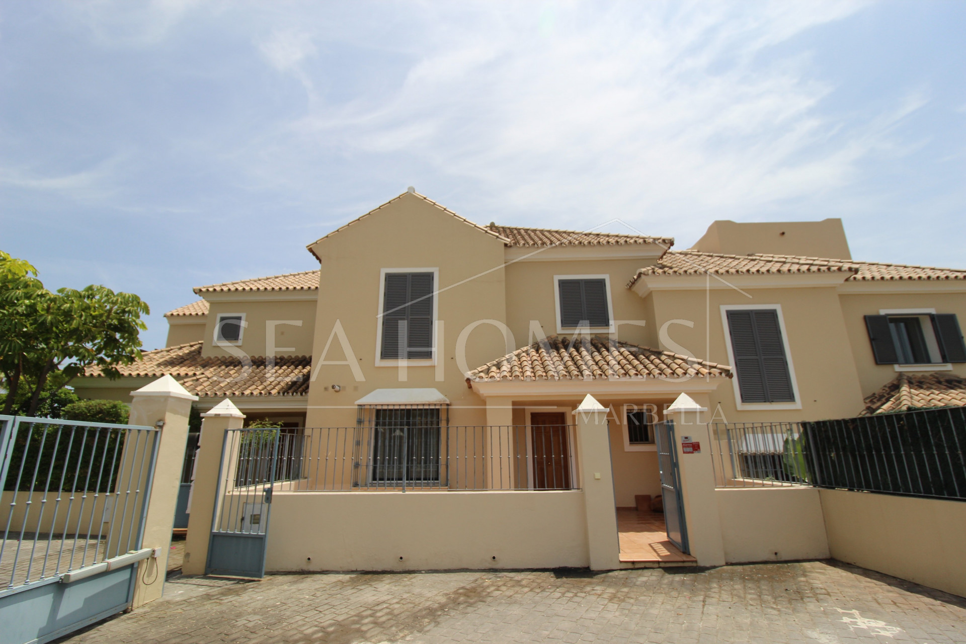 BEAUTIFULL AND PRIVATE SEMIDETACHED   OPEN VIEWS TO THE SEA