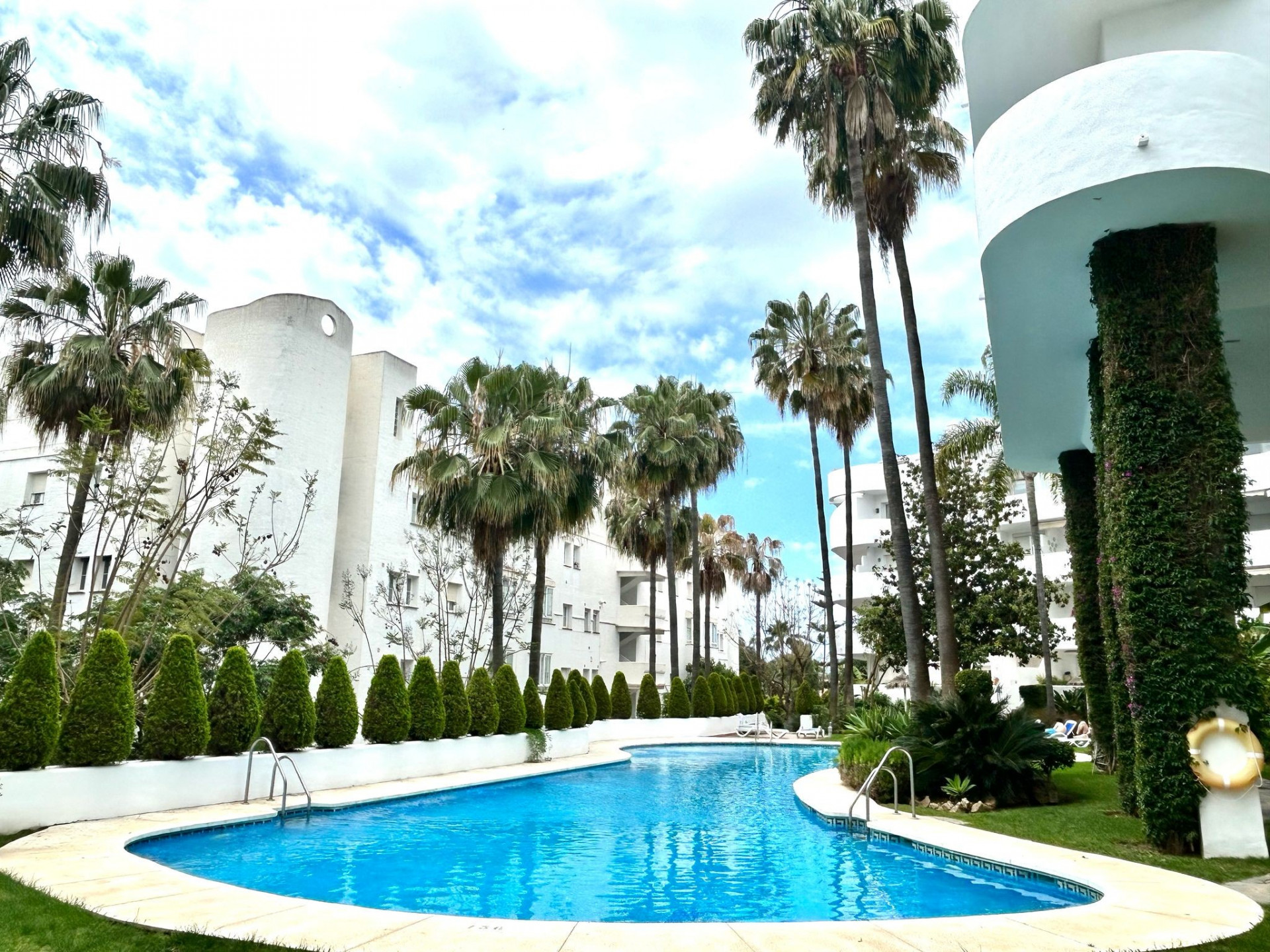 3 Bedroom 1st Floor for sale in Marbella Golden Mile | Henger Real Estate