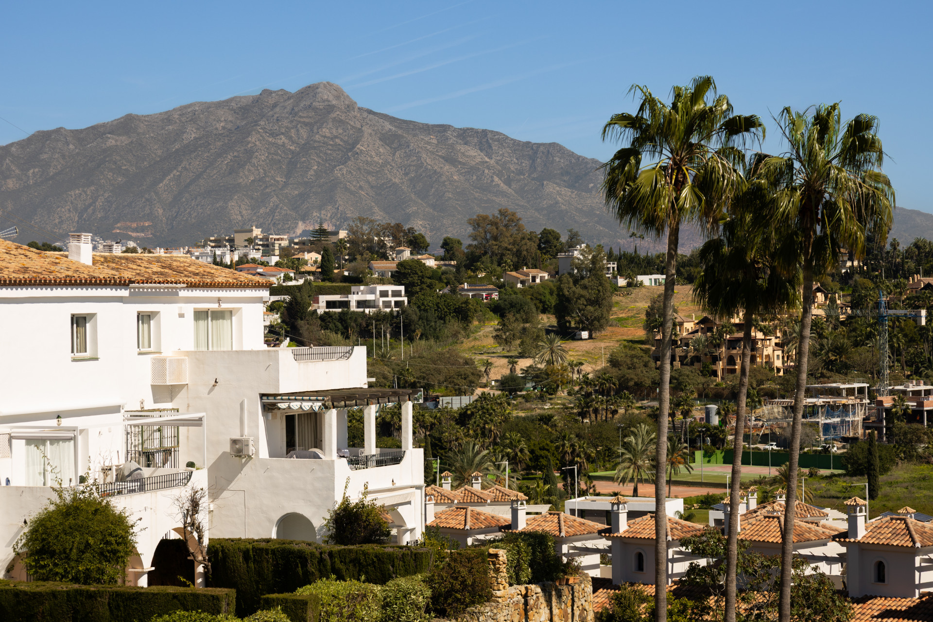 Renovated two-bedroom penthouse in El Paraíso featuring dual terraces, panoramic Mediterranean and La Concha views, luxury finishes, and a prime locations
