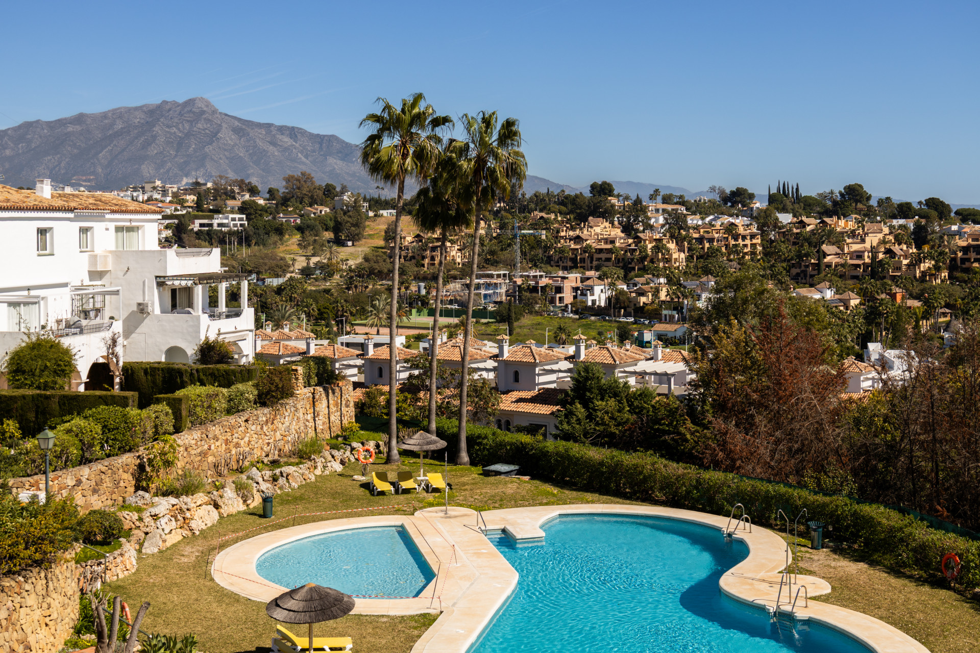 Renovated two-bedroom penthouse in El Paraíso featuring dual terraces, panoramic Mediterranean and La Concha views, luxury finishes, and a prime locations