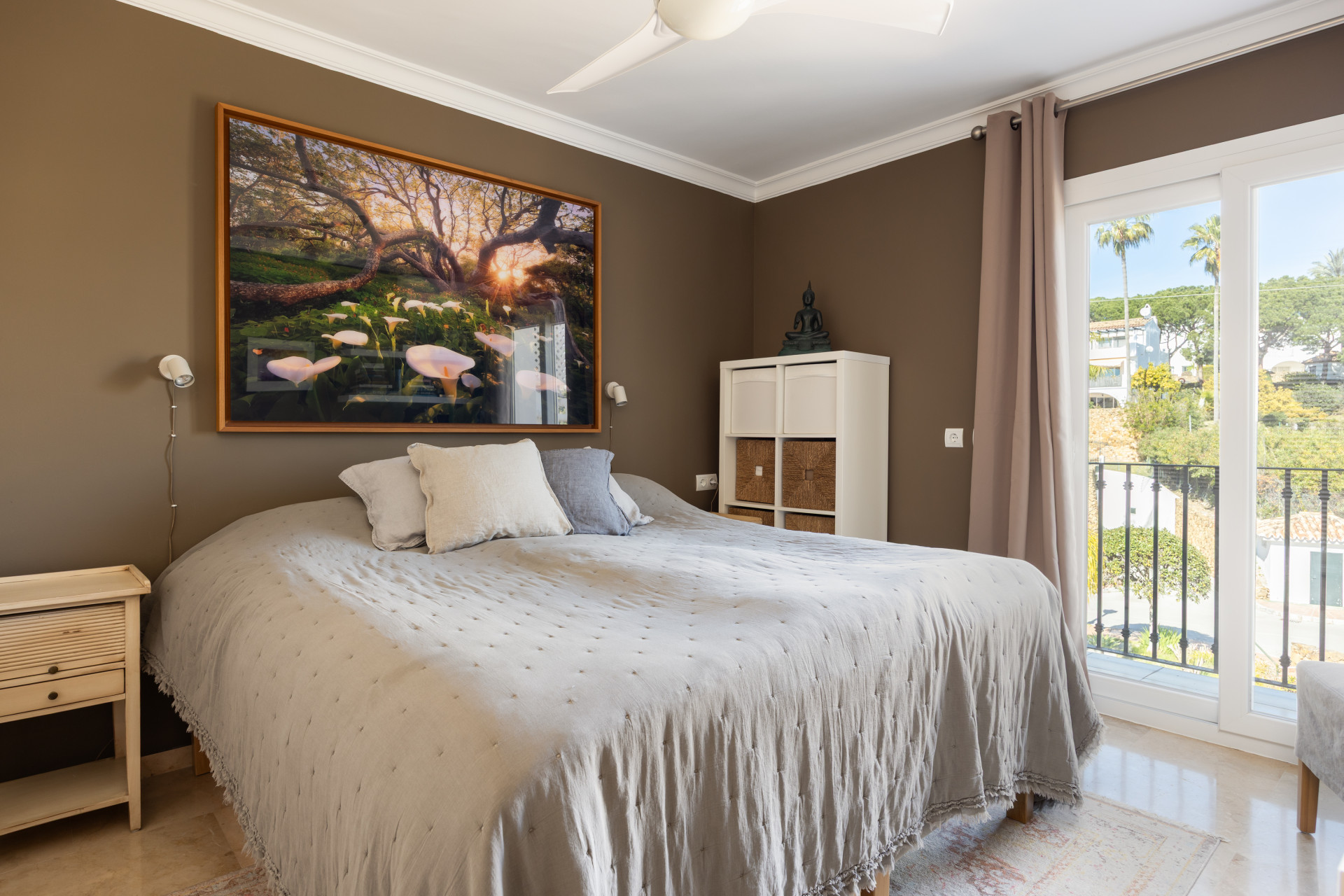 Renovated two-bedroom penthouse in El Paraíso featuring dual terraces, panoramic Mediterranean and La Concha views, luxury finishes, and a prime locations