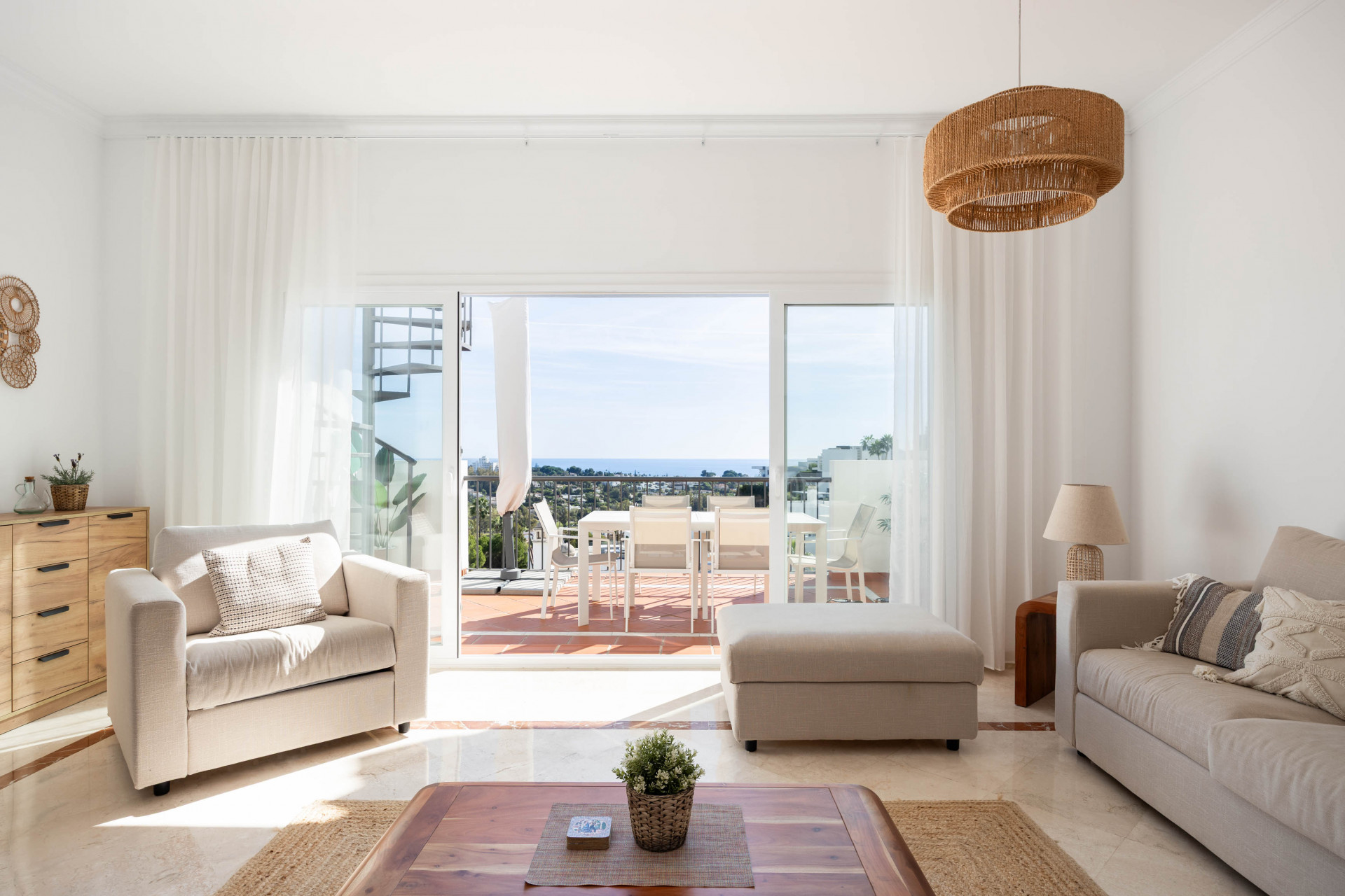 Elegante ático en Paraiso Pueblo con vistas al mar, amplias terrazas e instalaciones completas.