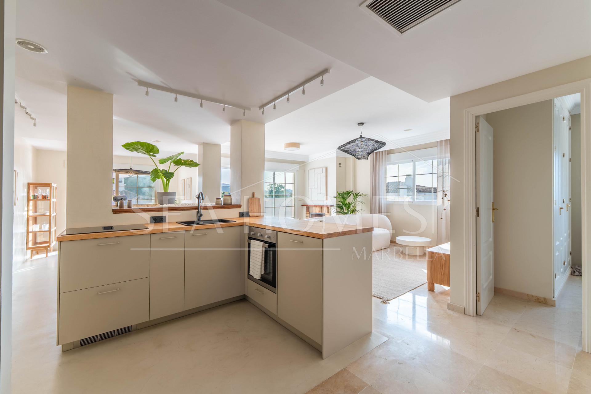 This penthouse represents the best of Marbella living, combining luxury, comfort, and a prime location in one of the most sought-after areas of the Costa del Sol.