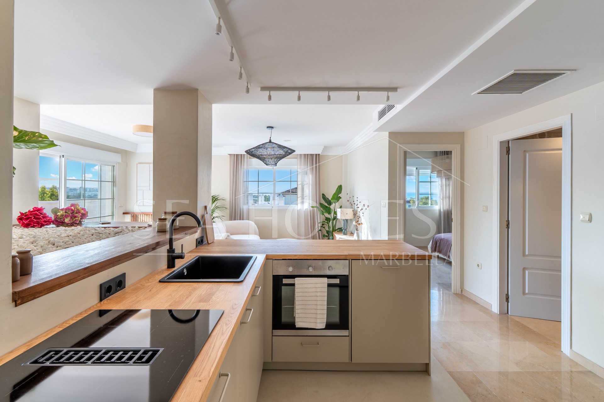 This penthouse represents the best of Marbella living, combining luxury, comfort, and a prime location in one of the most sought-after areas of the Costa del Sol.