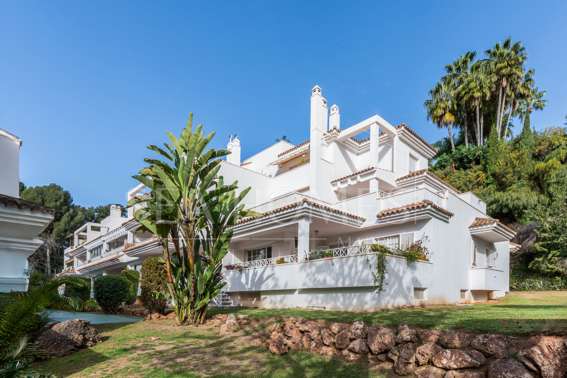 This penthouse represents the best of Marbella living, combining luxury, comfort, and a prime location in one of the most sought-after areas of the Costa del Sol.