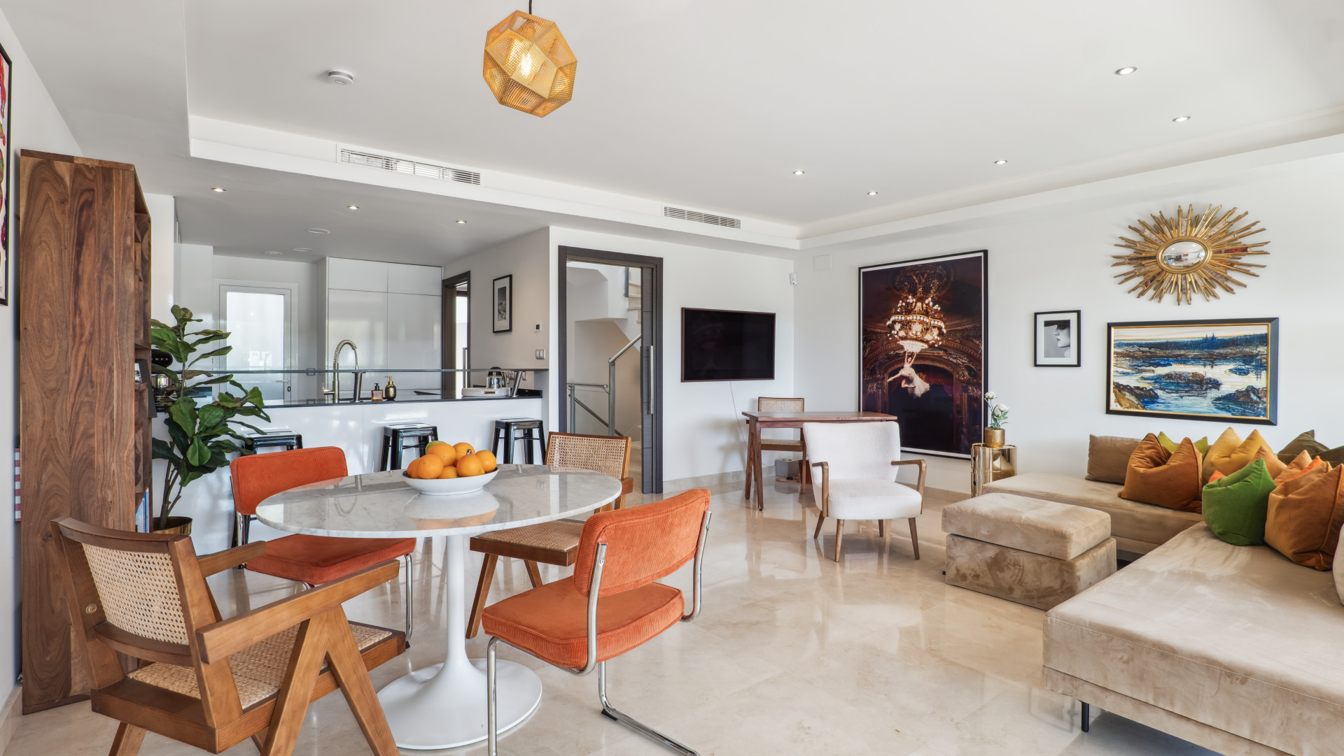 Elegante casa adosada de 3 dormitorios con panorámico Vistas Cerca de Puerto Banús