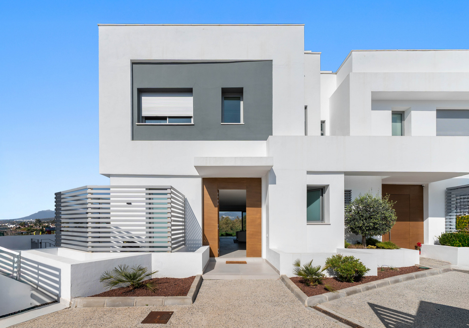 Semi-detached Villa Árboles en Guadalmina, una lujosa villa contemporánea con vistas a la montaña