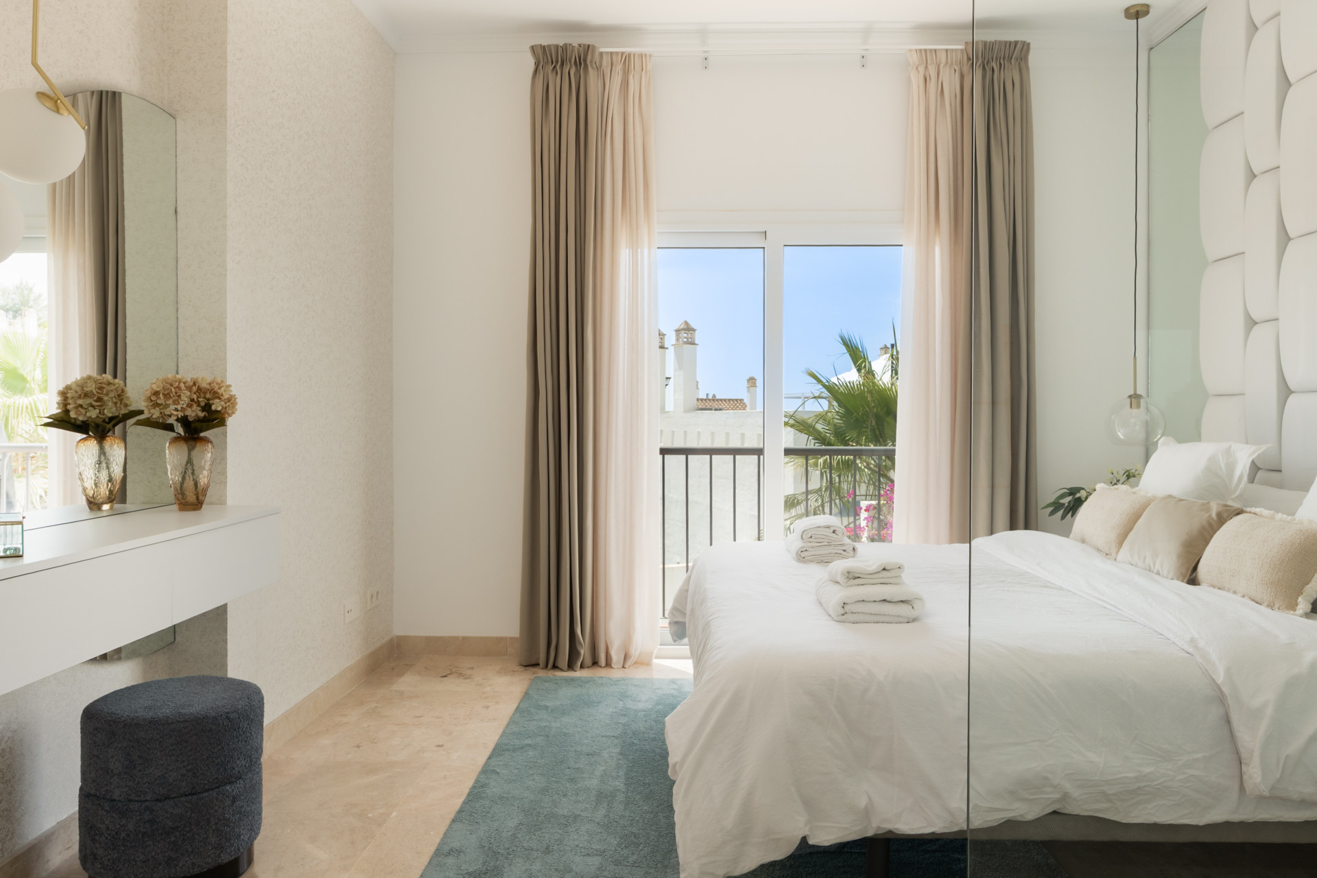 Stunning 2-bedroom penthouse in Paraiso Pueblo, Benahavís, offering panoramic sea views, a 100m² rooftop solarium, luxury resort-style amenities — photo 12