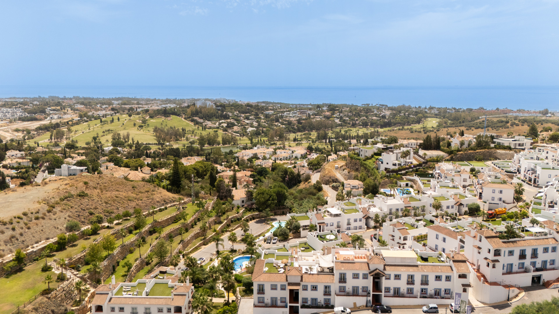 Stunning 2-bedroom penthouse in Paraiso Pueblo, Benahavís, offering panoramic sea views, a 100m² rooftop solarium, luxury resort-style amenities — photo 4
