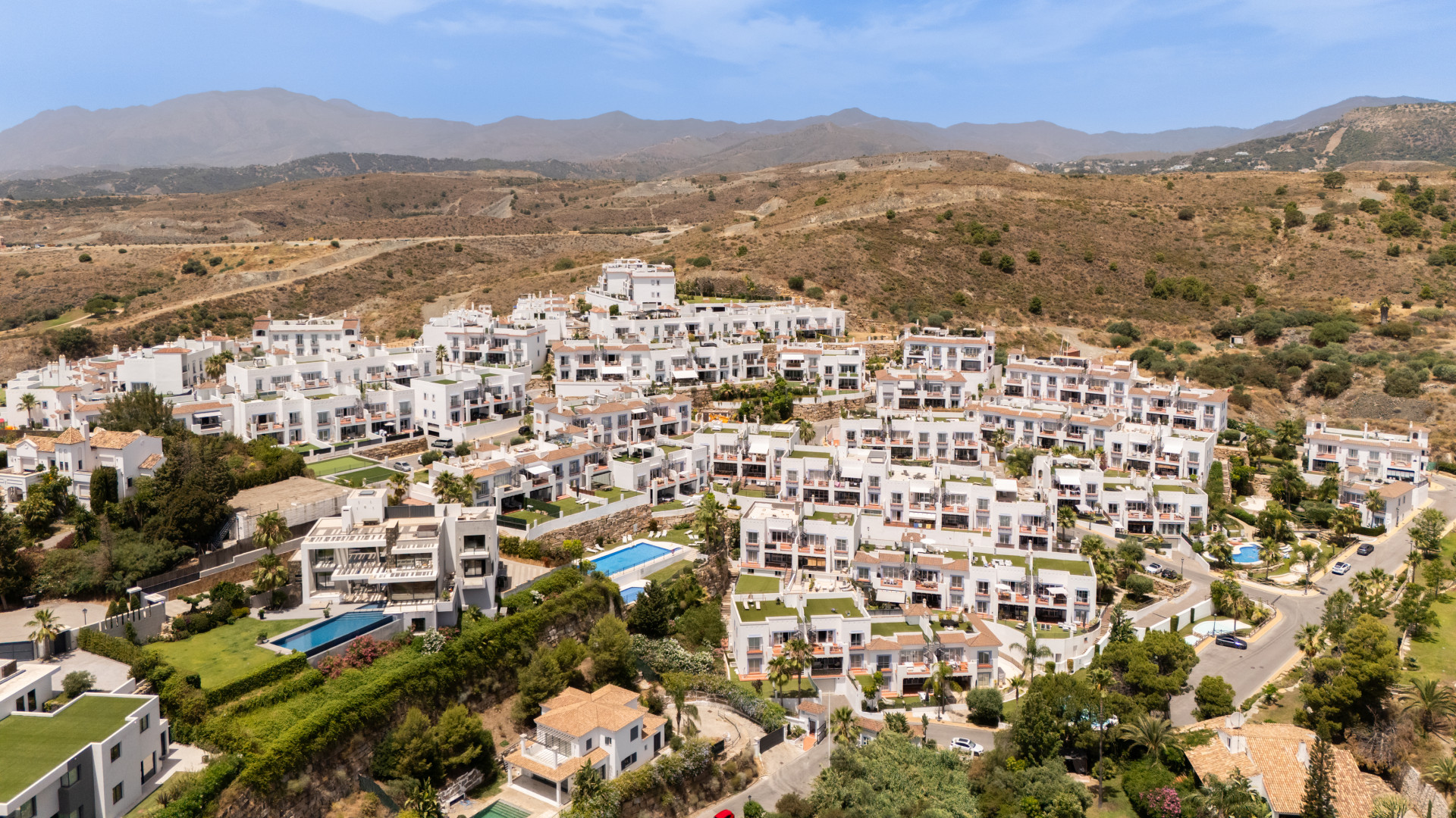Stunning 2-bedroom penthouse in Paraiso Pueblo, Benahavís, offering panoramic sea views, a 100m² rooftop solarium, luxury resort-style amenities — photo 6