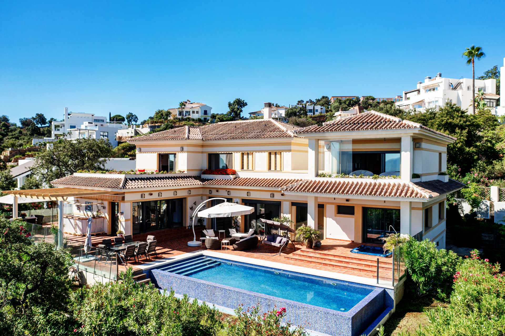 ¡Espectacular villa con hermosas vistas al mar, el valle, y el amanecer! En Marbella Este, Monte Elviria.