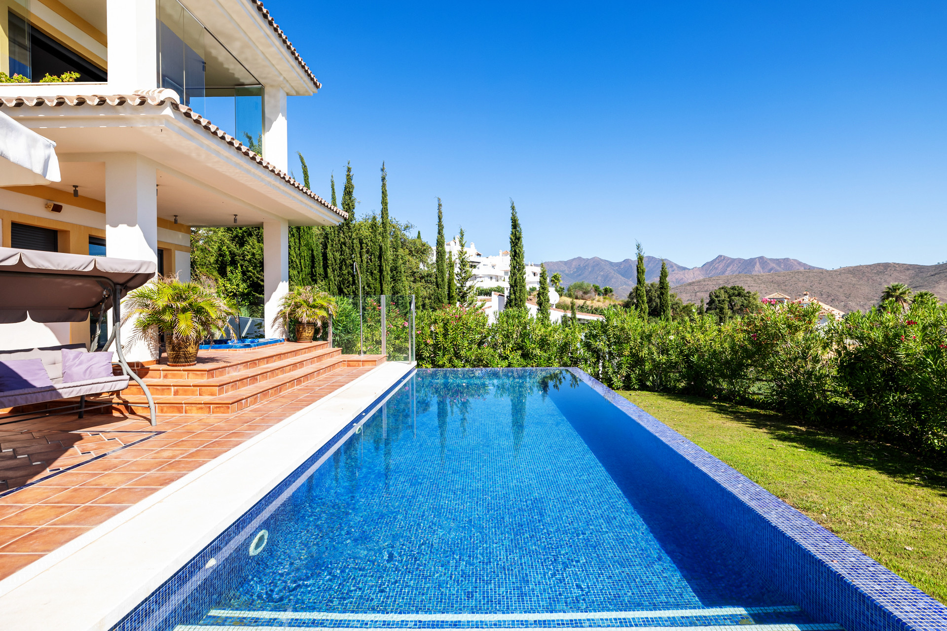 ¡Espectacular villa con hermosas vistas al mar, el valle, y el amanecer! En Marbella Este, Monte Elviria.