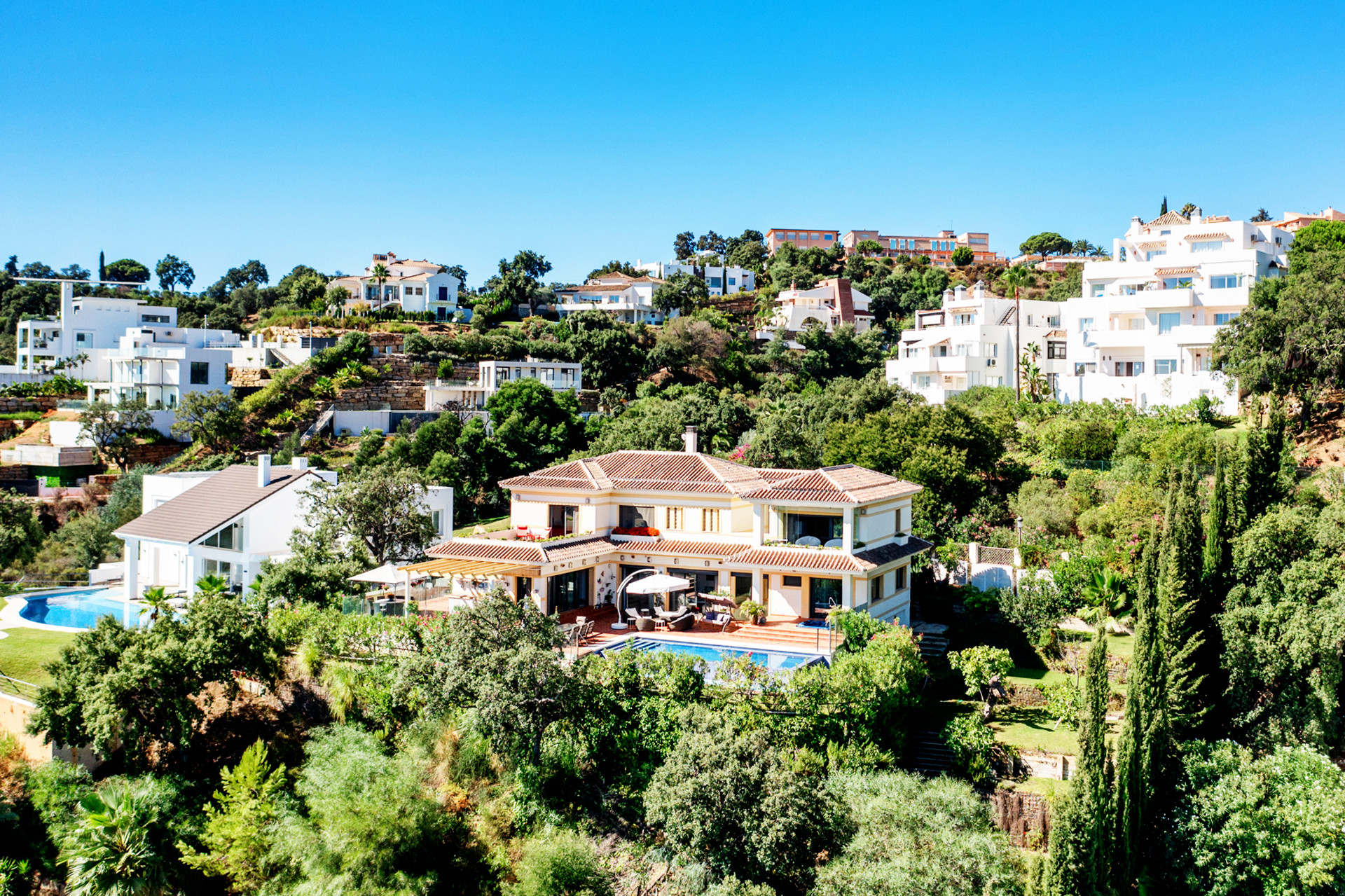 ¡Espectacular villa con hermosas vistas al mar, el valle, y el amanecer! En Marbella Este, Monte Elviria.