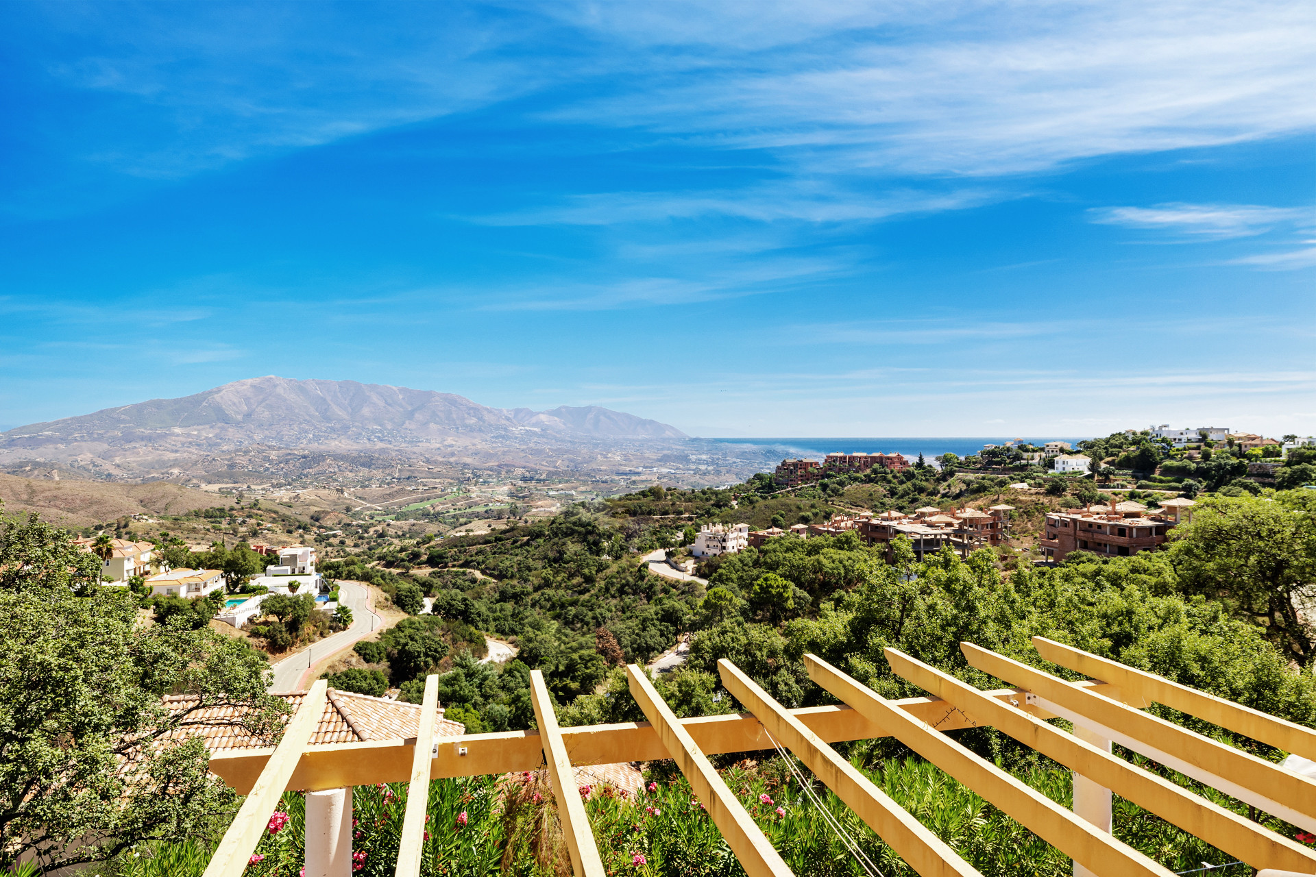 ¡Espectacular villa con hermosas vistas al mar, el valle, y el amanecer! En Marbella Este, Monte Elviria.