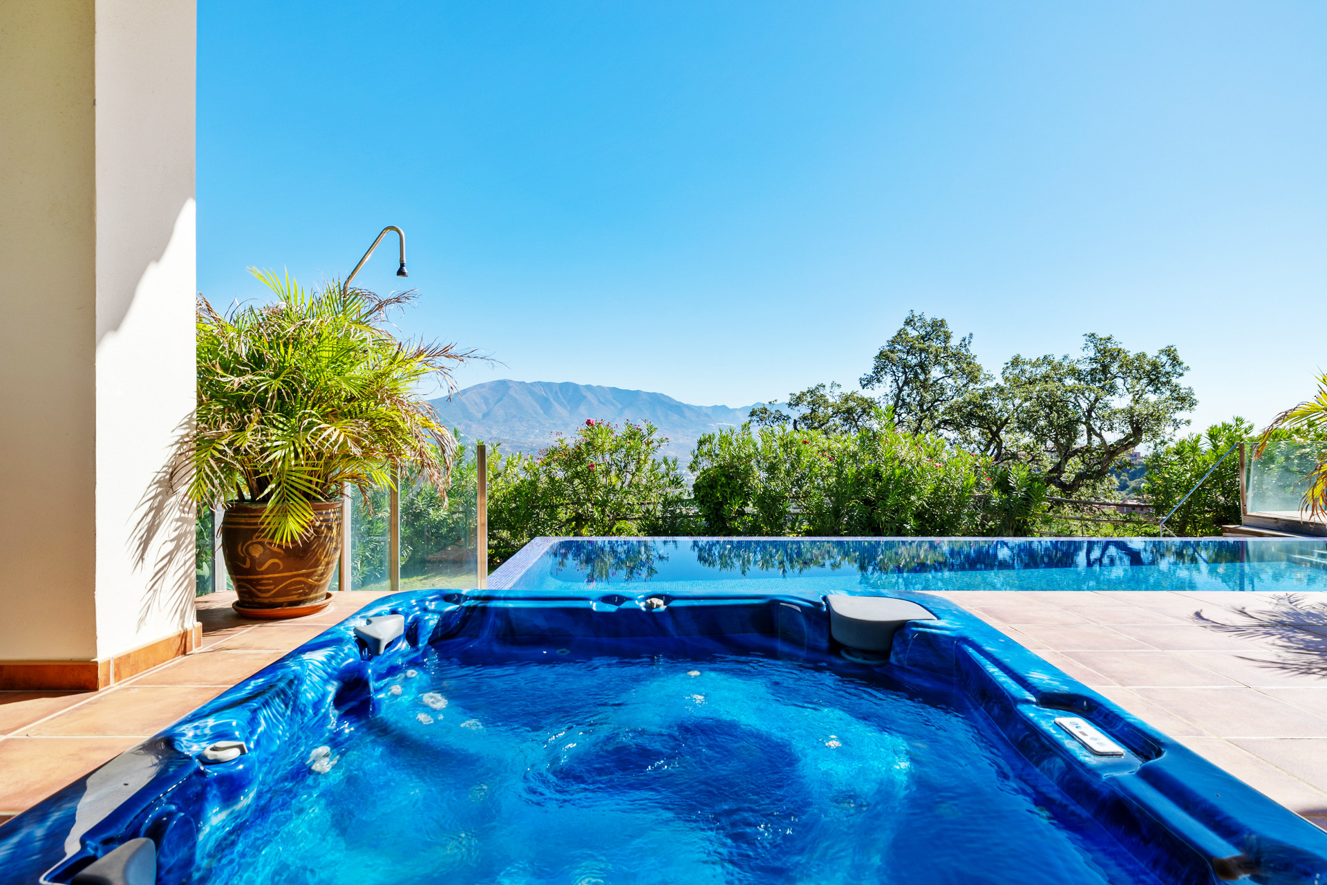 ¡Espectacular villa con hermosas vistas al mar, el valle, y el amanecer! En Marbella Este, Monte Elviria.