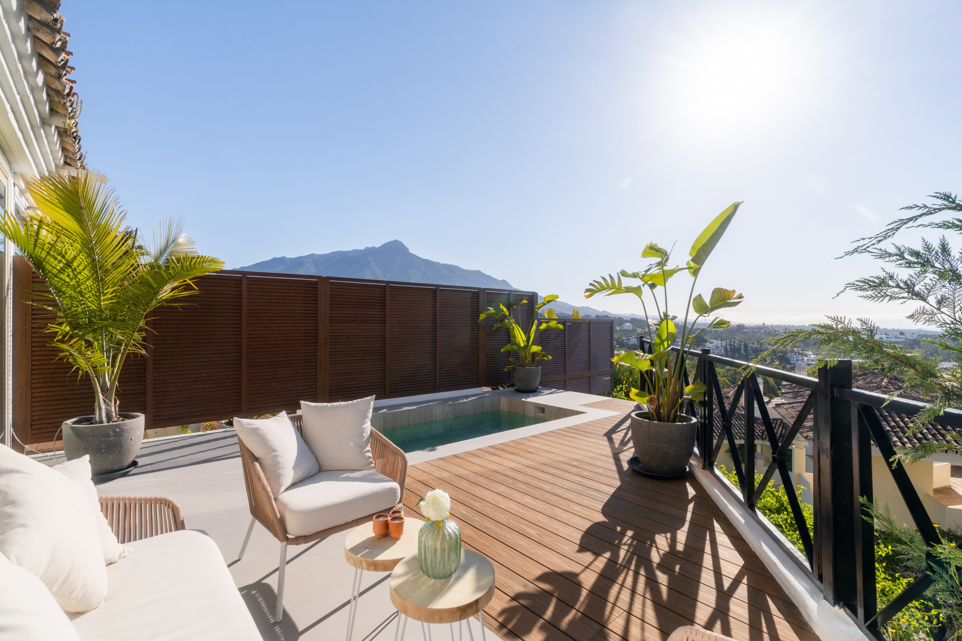 Renovated 3 Bedroom Apartment with private pool, sea & mountain views in Nueva Andalucía