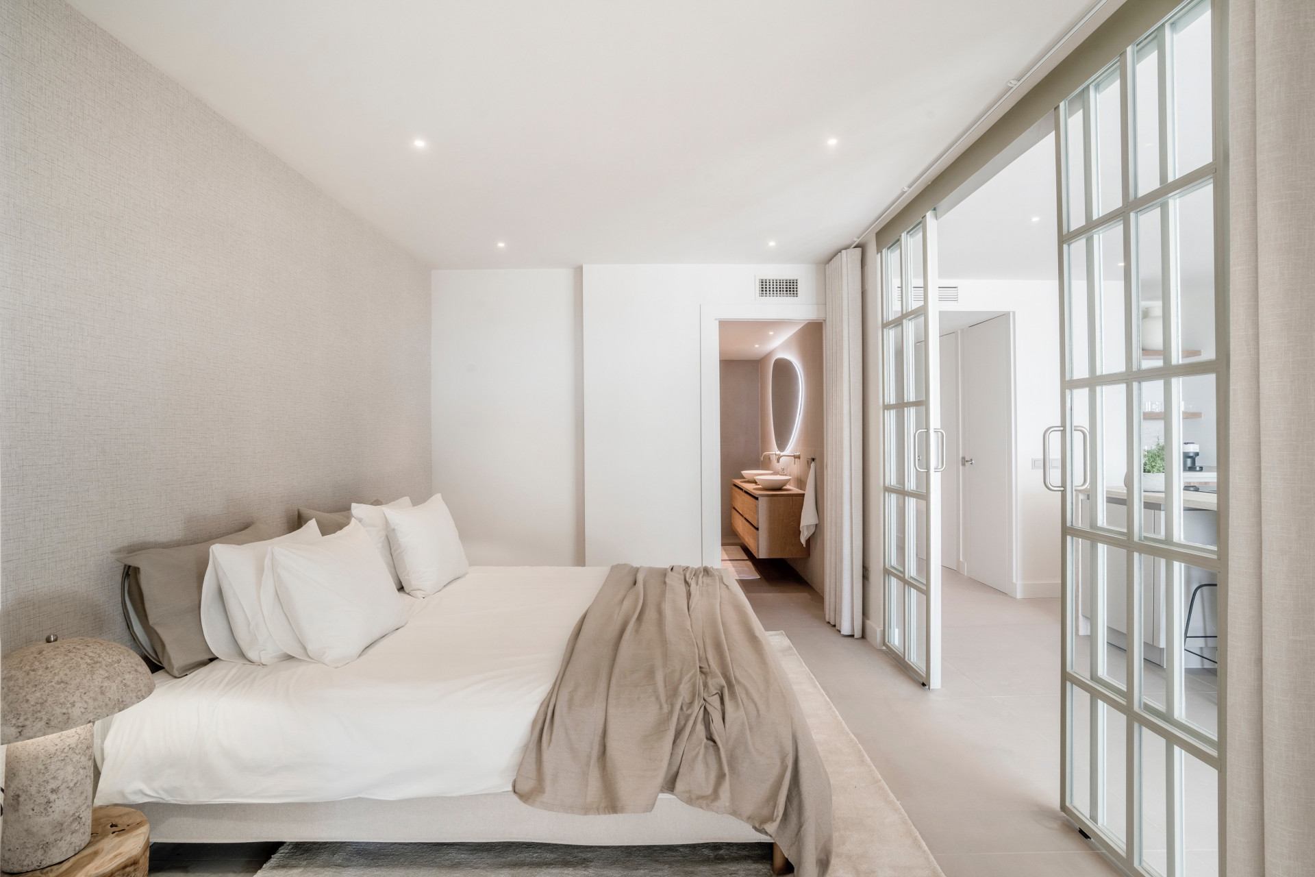 Renovated 3 Bedroom Apartment with private pool, sea & mountain views in Nueva Andalucía