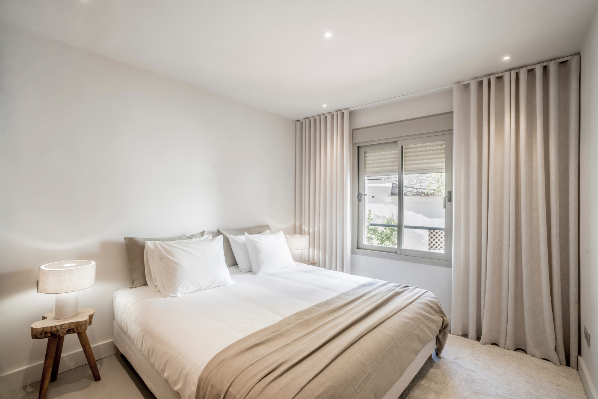 Renovated 3 Bedroom Apartment with private pool, sea & mountain views in Nueva Andalucía