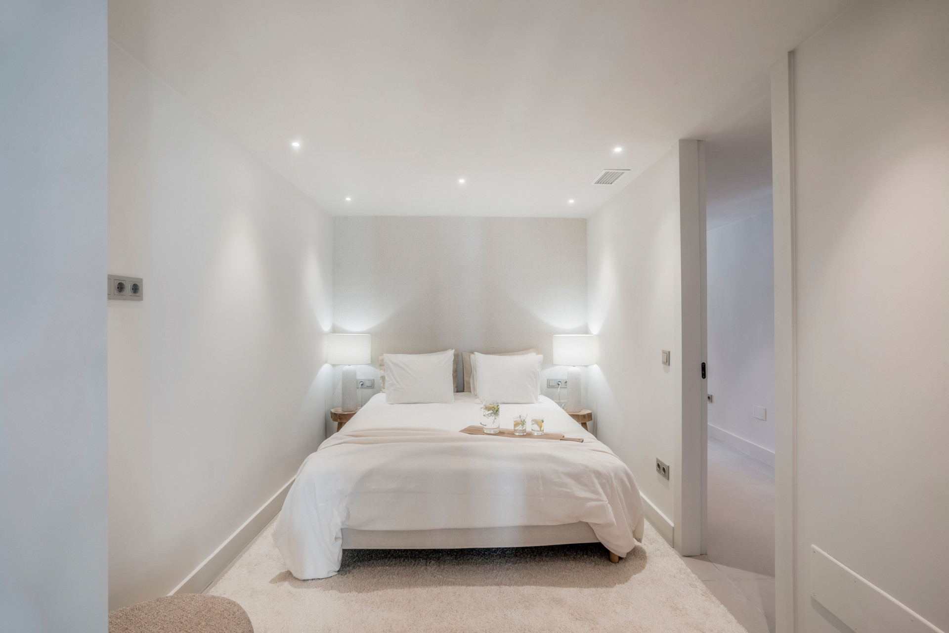Renovated 3 Bedroom Apartment with private pool, sea & mountain views in Nueva Andalucía