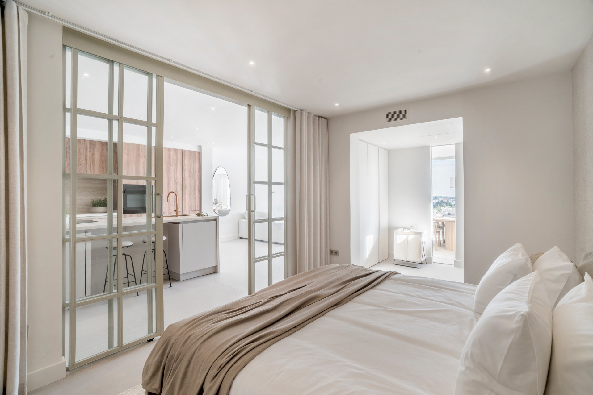 Renovated 3 Bedroom Apartment with private pool, sea & mountain views in Nueva Andalucía