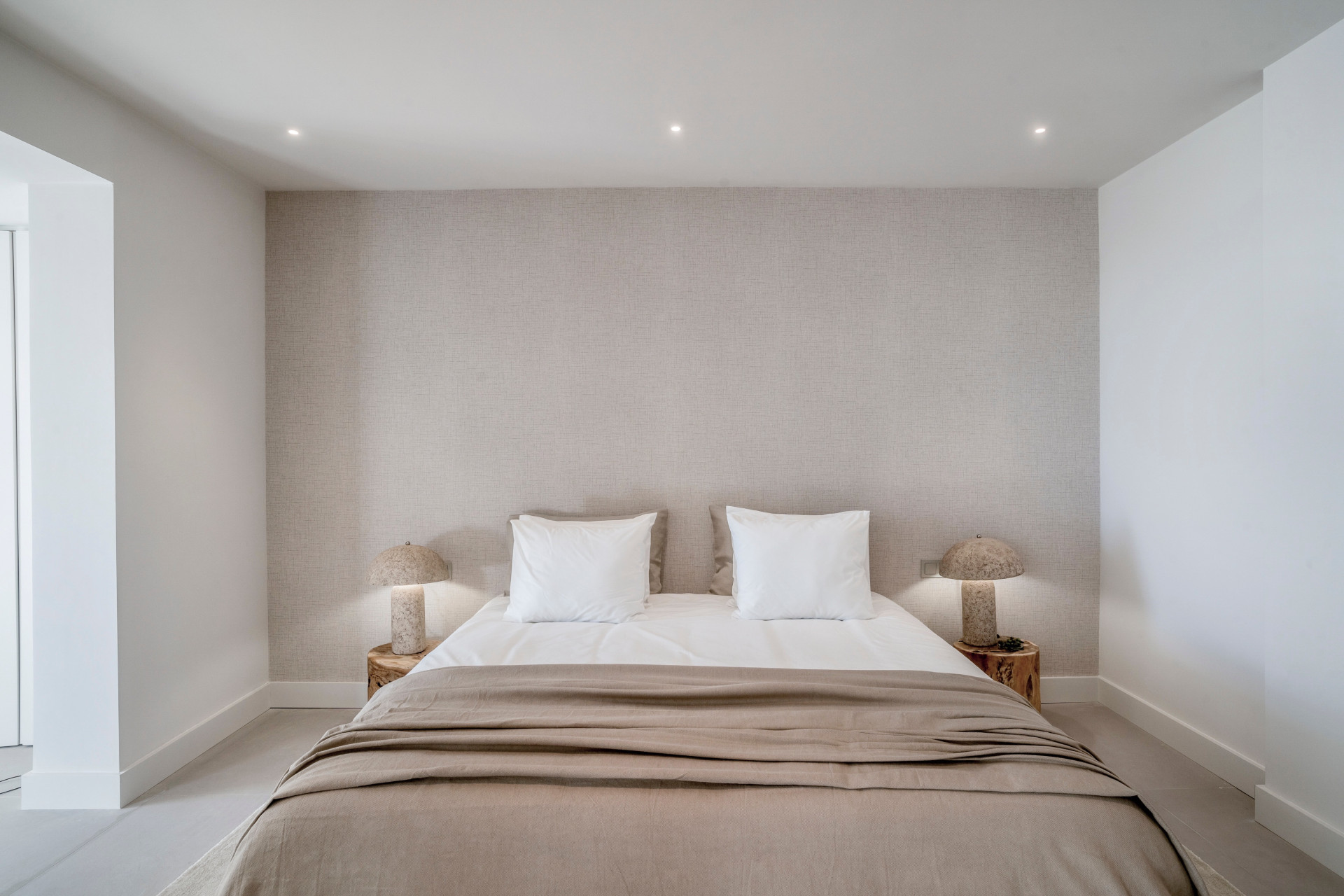 Renovated 3 Bedroom Apartment with private pool, sea & mountain views in Nueva Andalucía