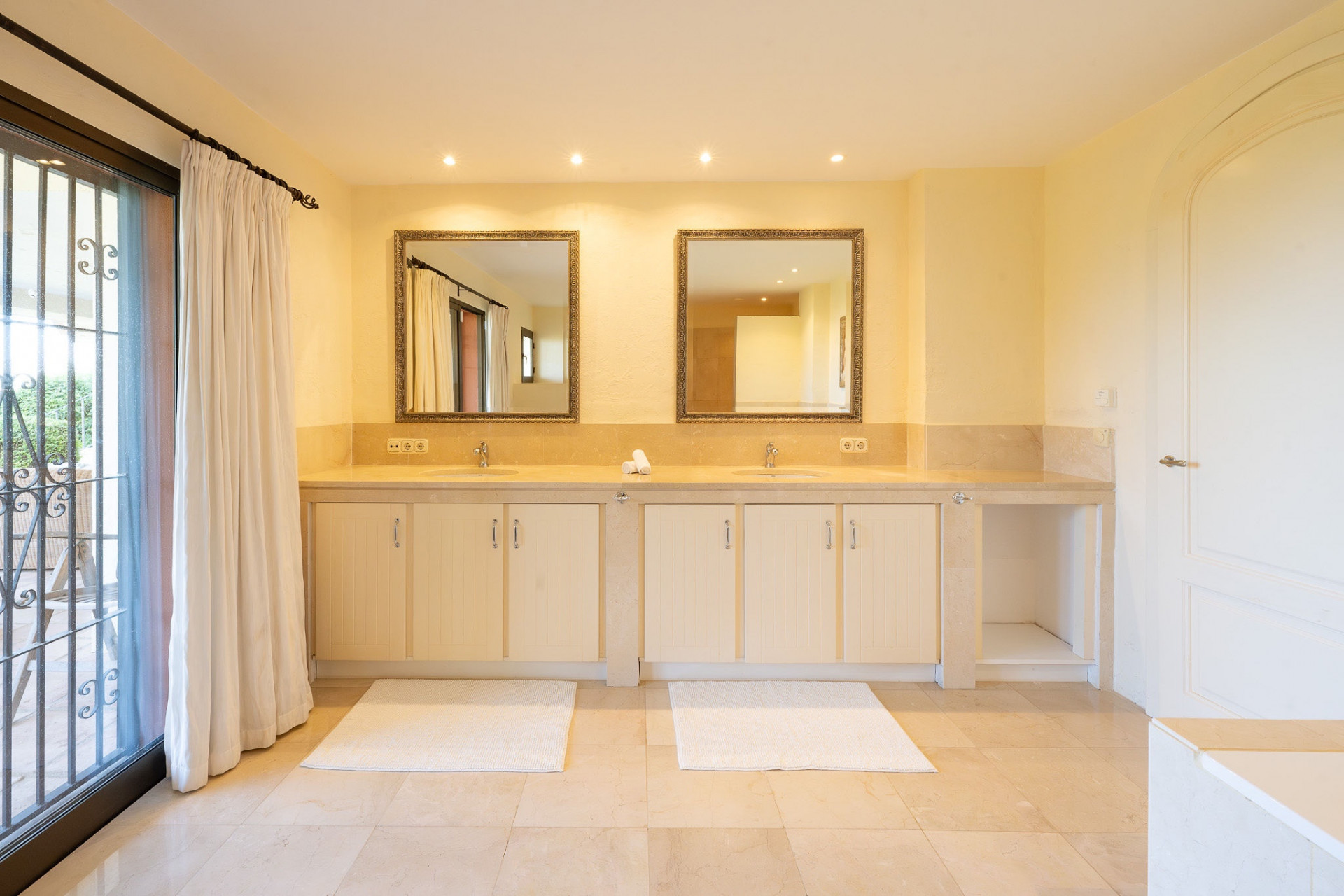 Luxury Villa with Panoramic Sea & La Concha Views in El Rosario, Marbella