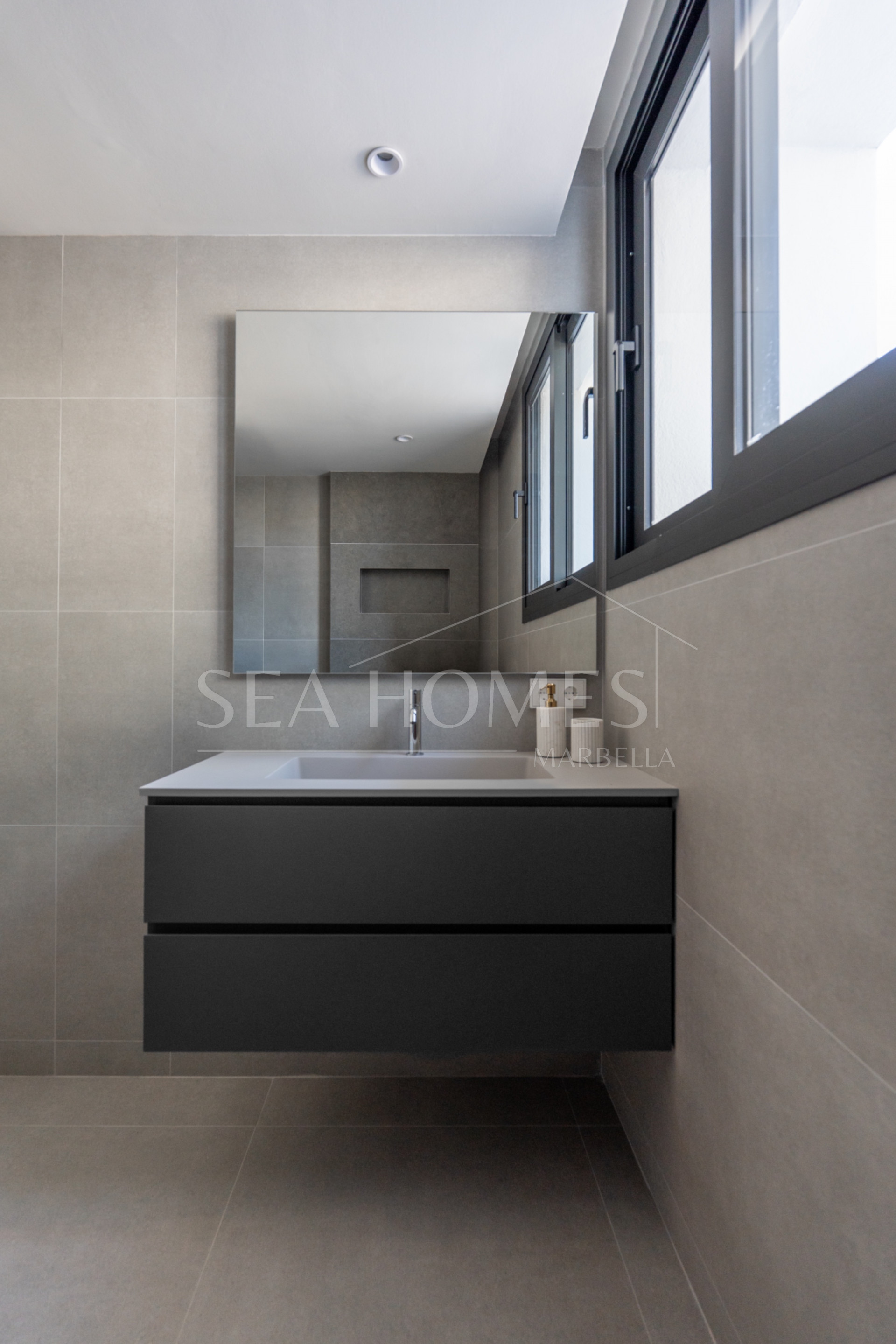 Luxury 5-Bedroom Villa with Panoramic Sea & Golf Views in Nueva Andalucia, Marbella