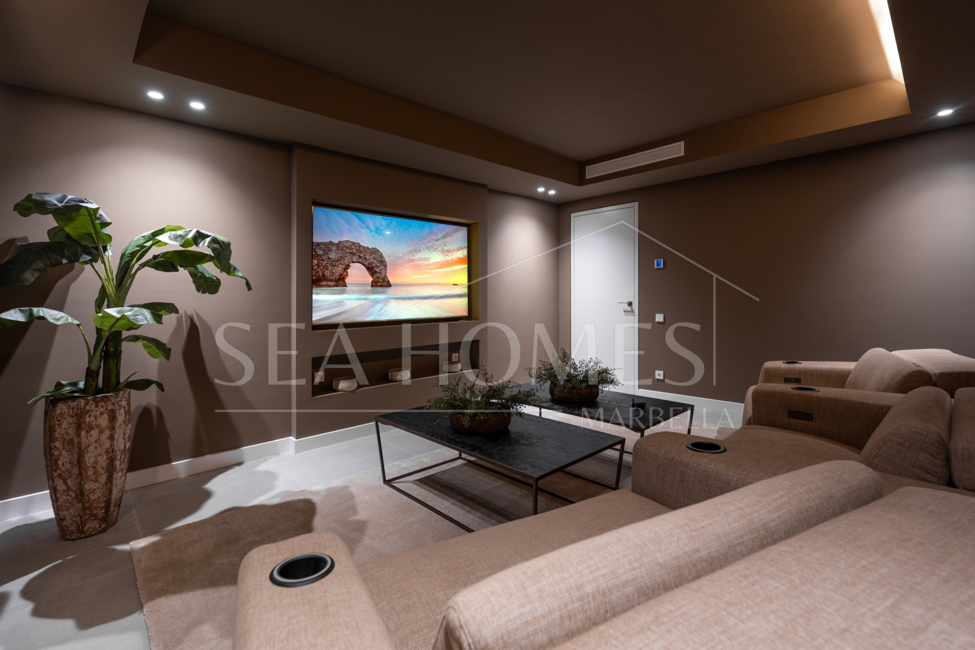 Luxury 5-Bedroom Villa with Panoramic Sea & Golf Views in Nueva Andalucia, Marbella