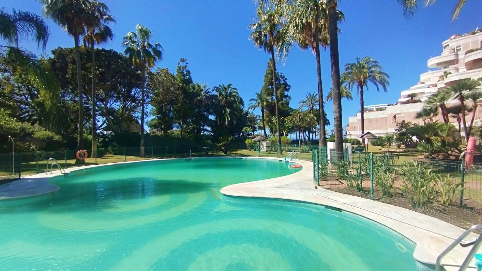 Residencia Premium en primera línea de mar en Puerto Banús. Marbella.