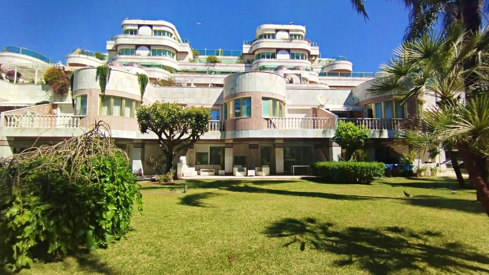Residencia Premium en primera línea de mar en Puerto Banús. Marbella.