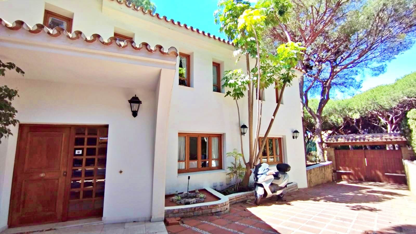 Grand Beachside Villa zur Renovierung in Marbella Ost