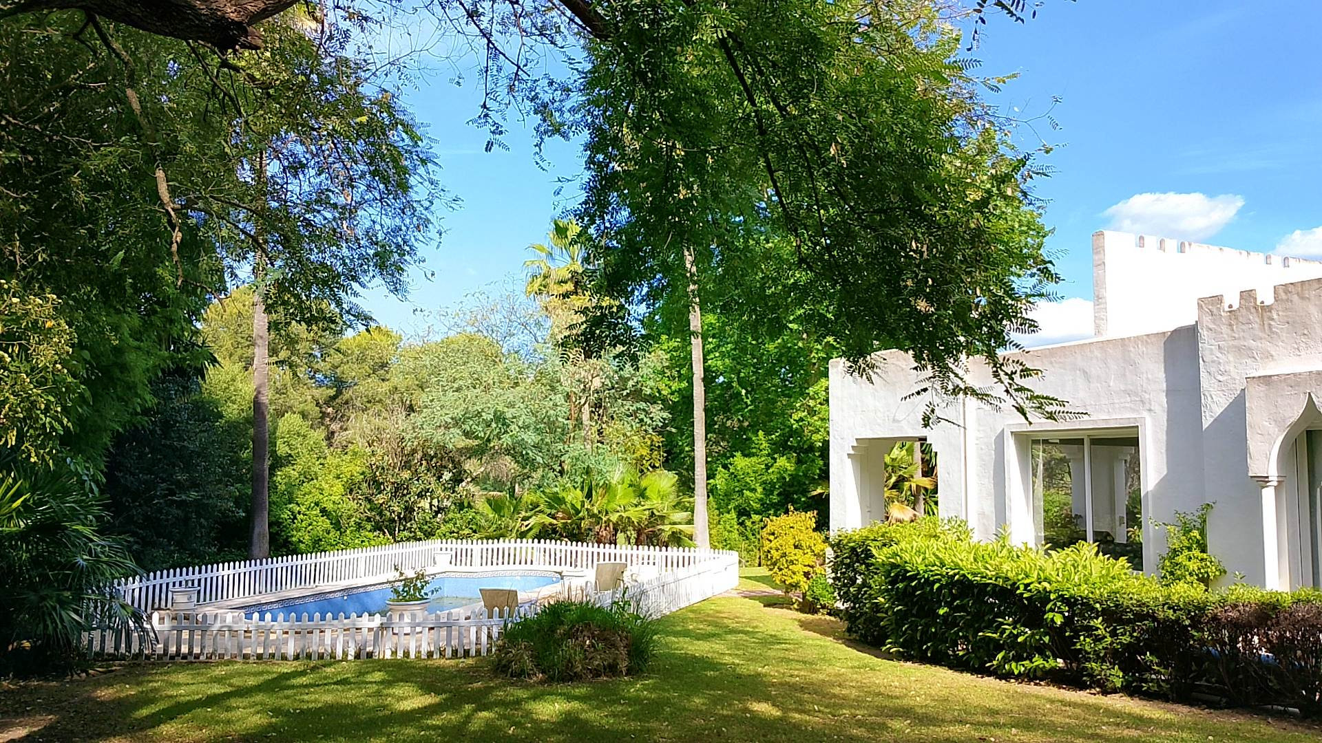 Spacious property for renovation in El Paraiso Medio , Estepona East