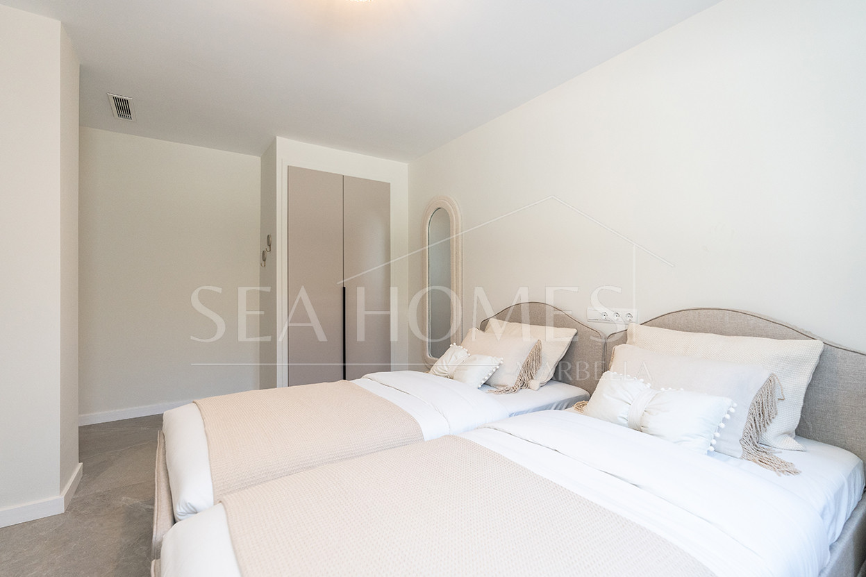 Fully refurbished spacious apartment with sea, golf and mountain views in La Quinta Golf